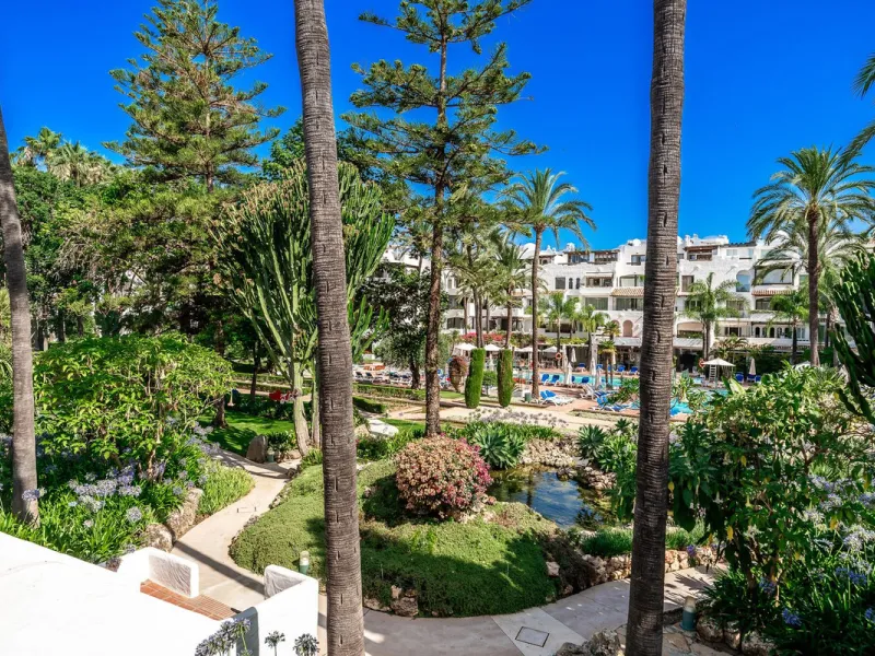 La Alcazaba is an exclusive community that boasts a long history in Marbella. It was developed by the famous architect, Melvin Villarroel, who designed Puente Romano and many other stunning developments along the coast.
