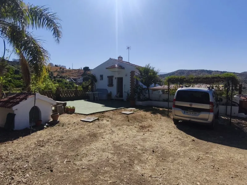 Charming property with views, pool and covered terrace - near Marbella