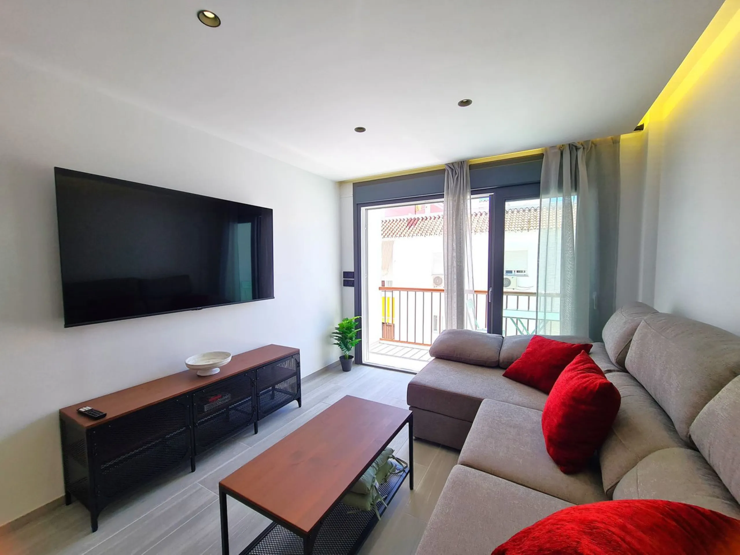 MAGNIFICENT 4-BEDROOM APARTMENT IN THE CENTER OF ESTEPONA