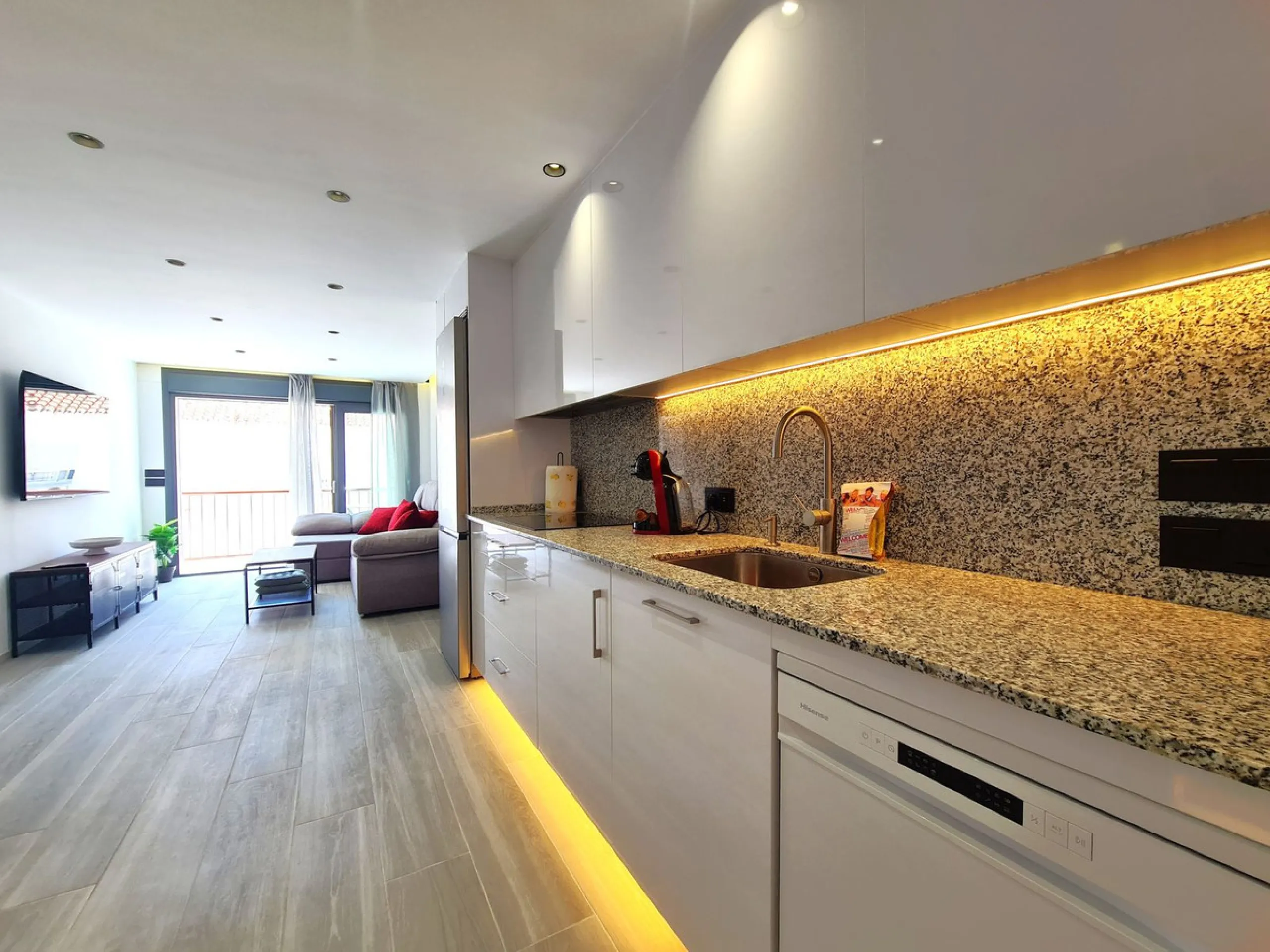 MAGNIFICENT 4-BEDROOM APARTMENT IN THE CENTER OF ESTEPONA