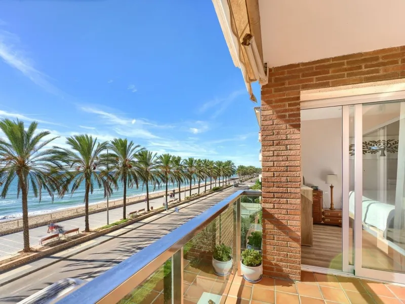 Piso luminoso en primera línea de mar con vistas panorámicas en Calafell, Costa Dorada