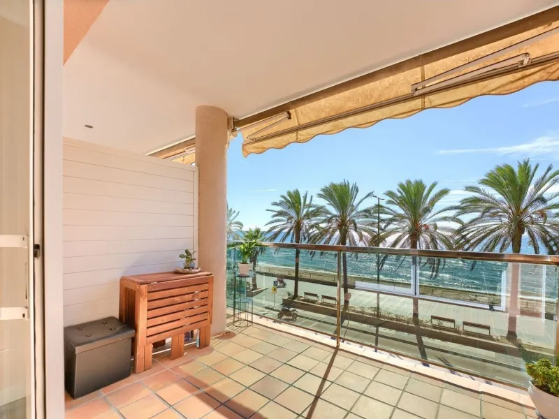 Bright frontline sea view apartment with panoramic views in Calafell, Costa Dorada