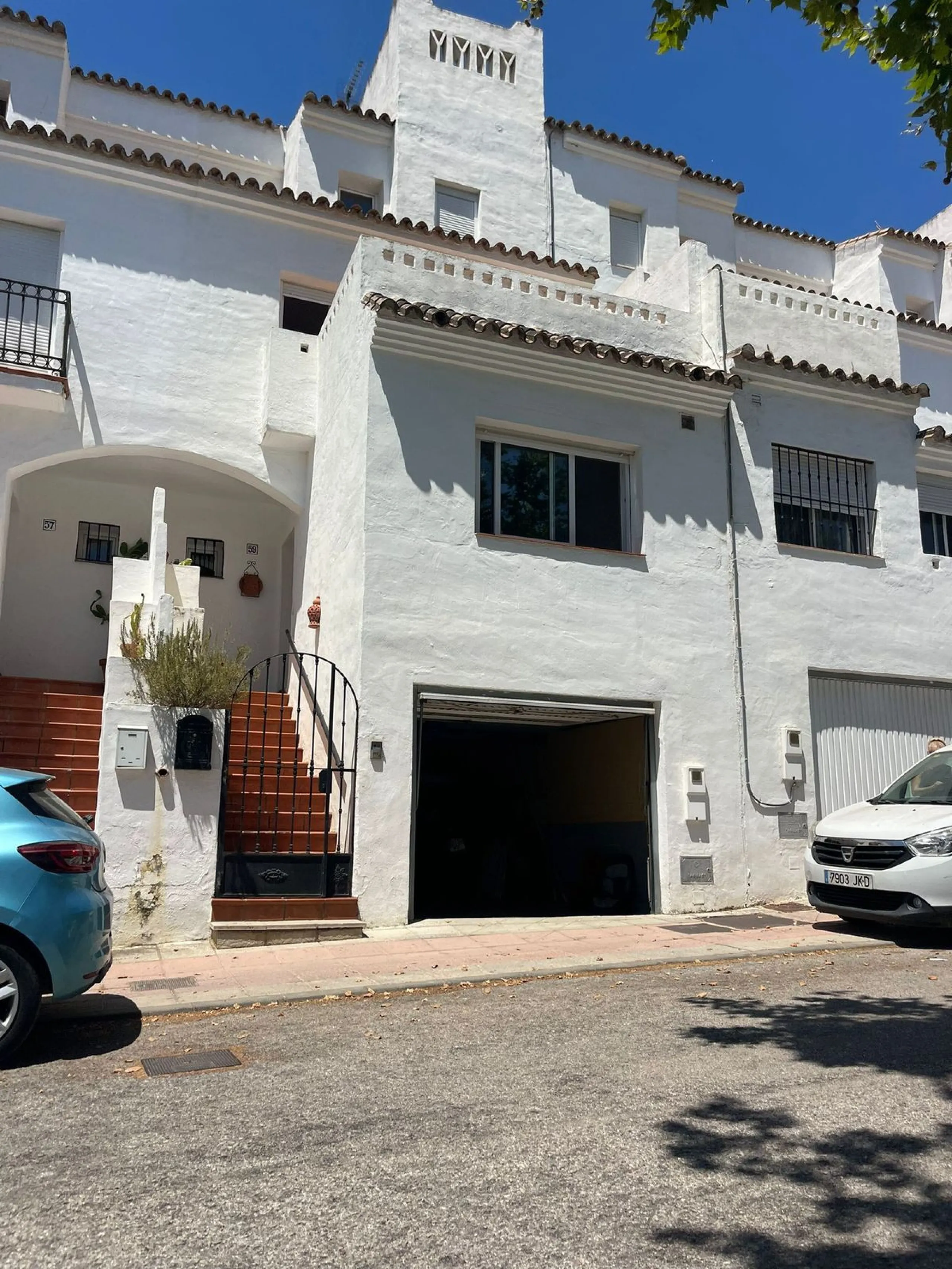 Large Family Townhouse in Estepona – Prime Location on Calle Juan Blanco