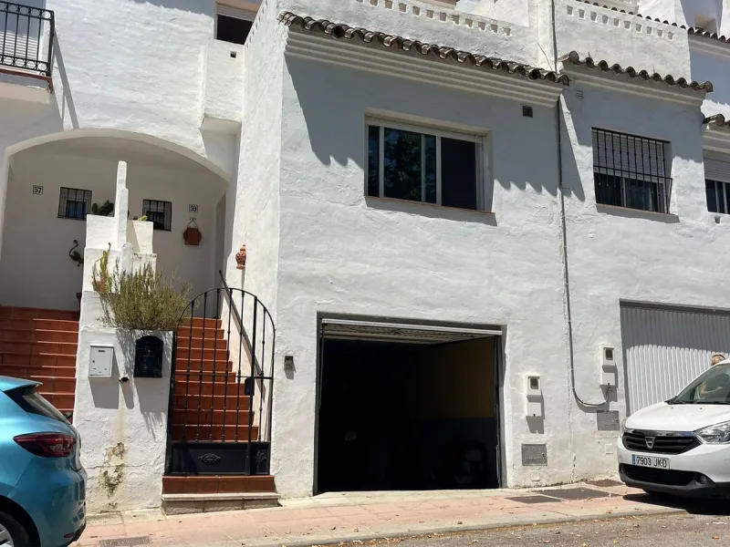 Large Family Townhouse in Estepona – Prime Location on Calle Juan Blanco