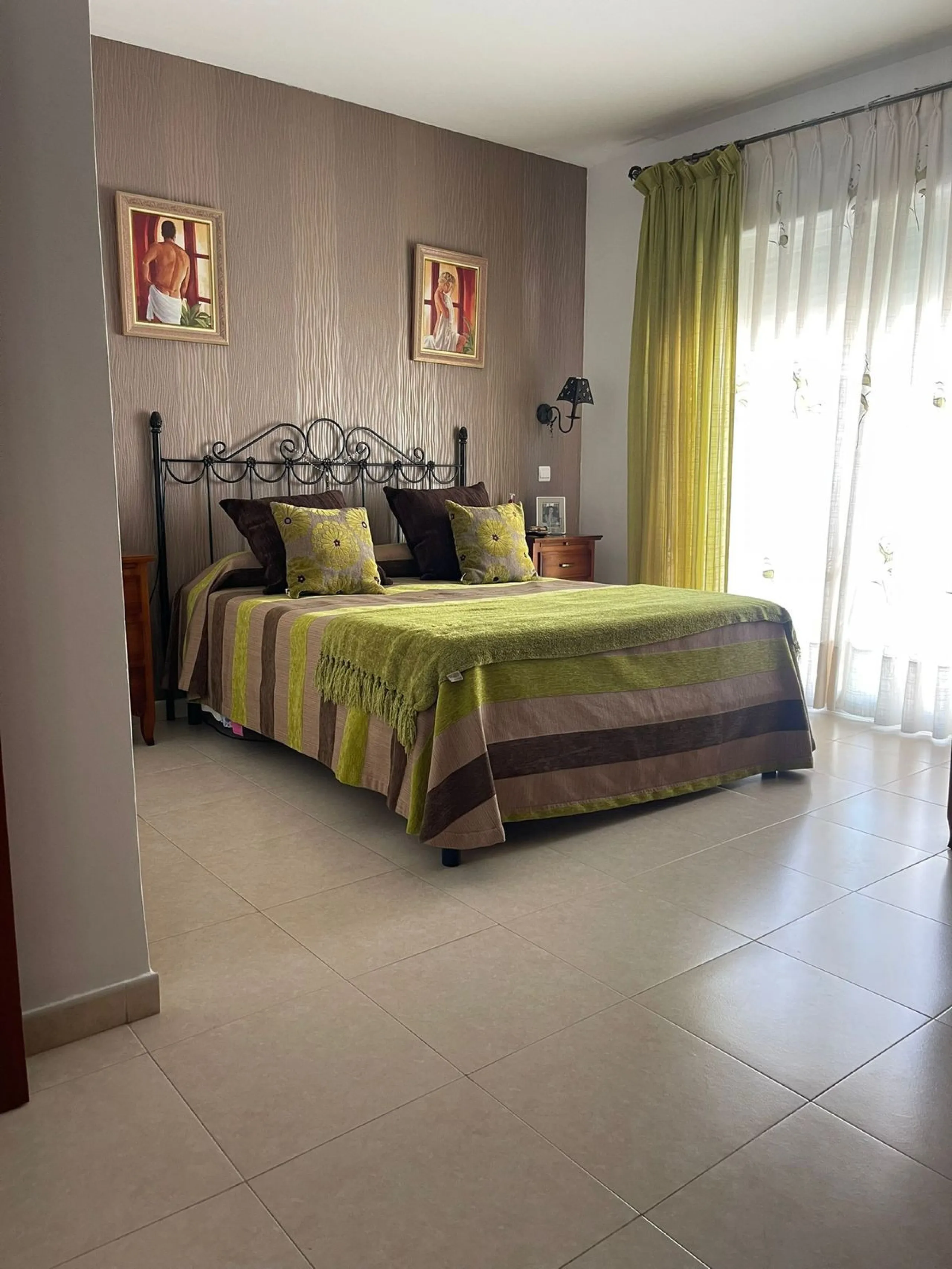 Large Family Townhouse in Estepona – Prime Location on Calle Juan Blanco