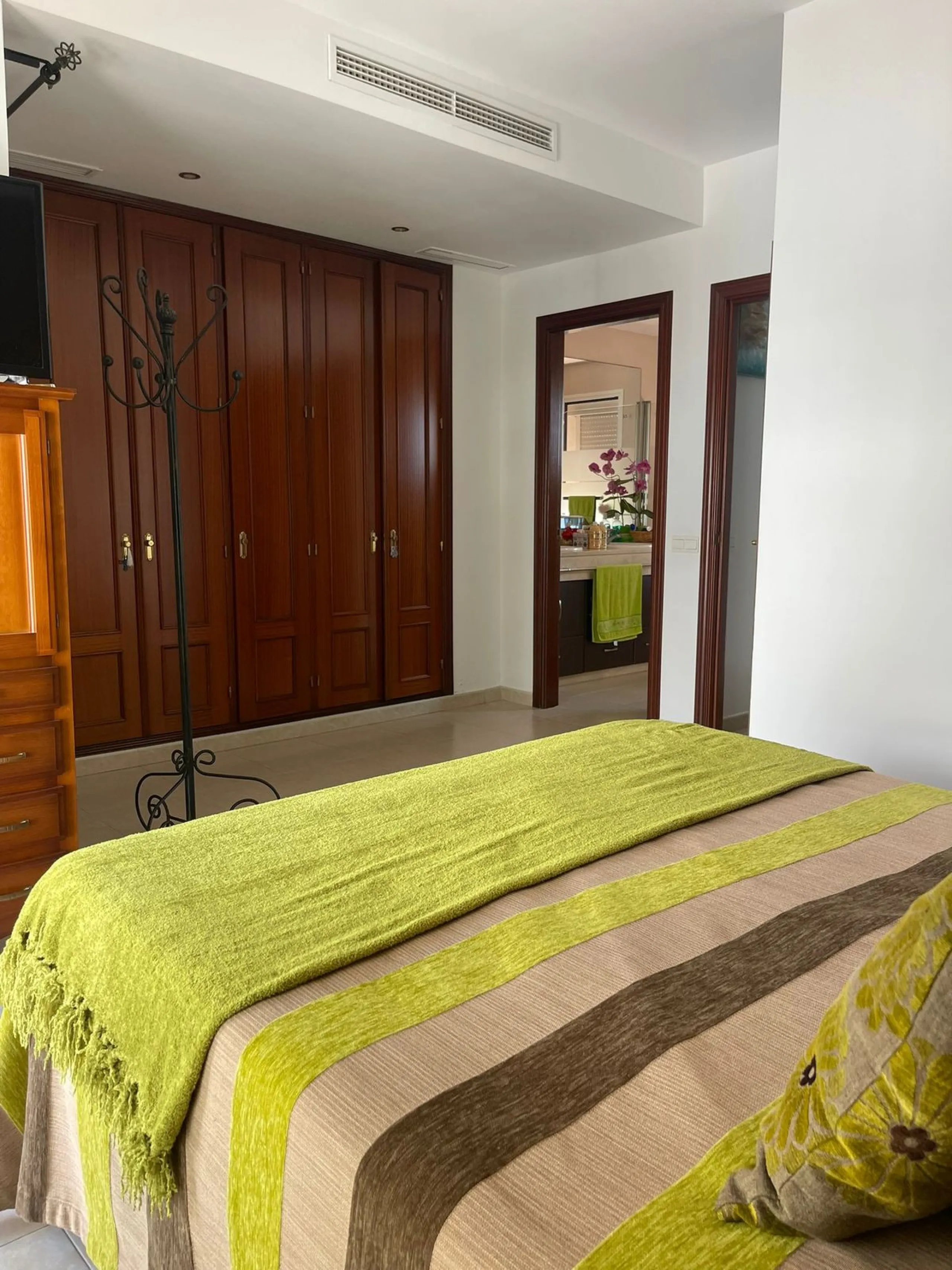 Large Family Townhouse in Estepona – Prime Location on Calle Juan Blanco