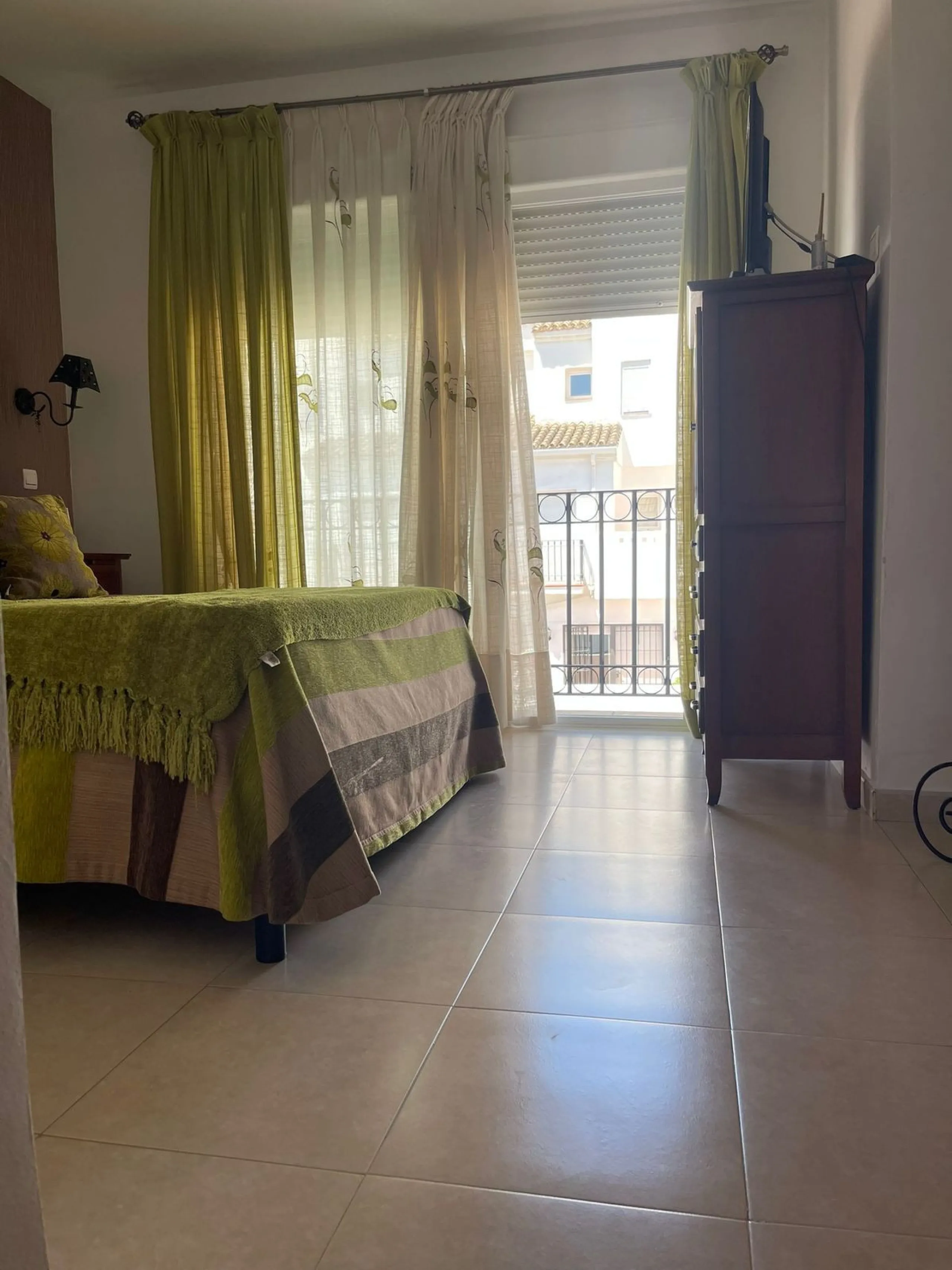 Large Family Townhouse in Estepona – Prime Location on Calle Juan Blanco