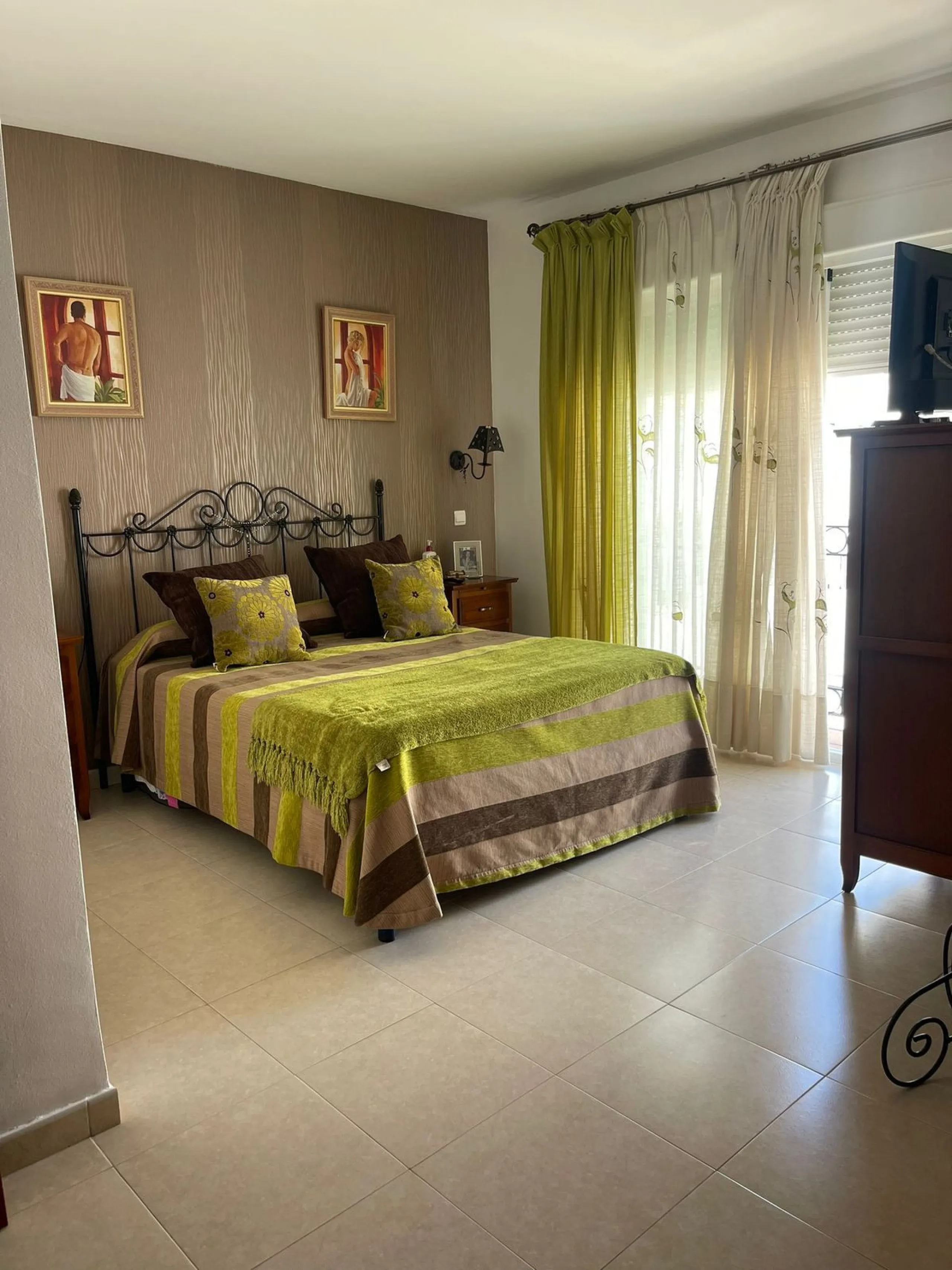 Large Family Townhouse in Estepona – Prime Location on Calle Juan Blanco