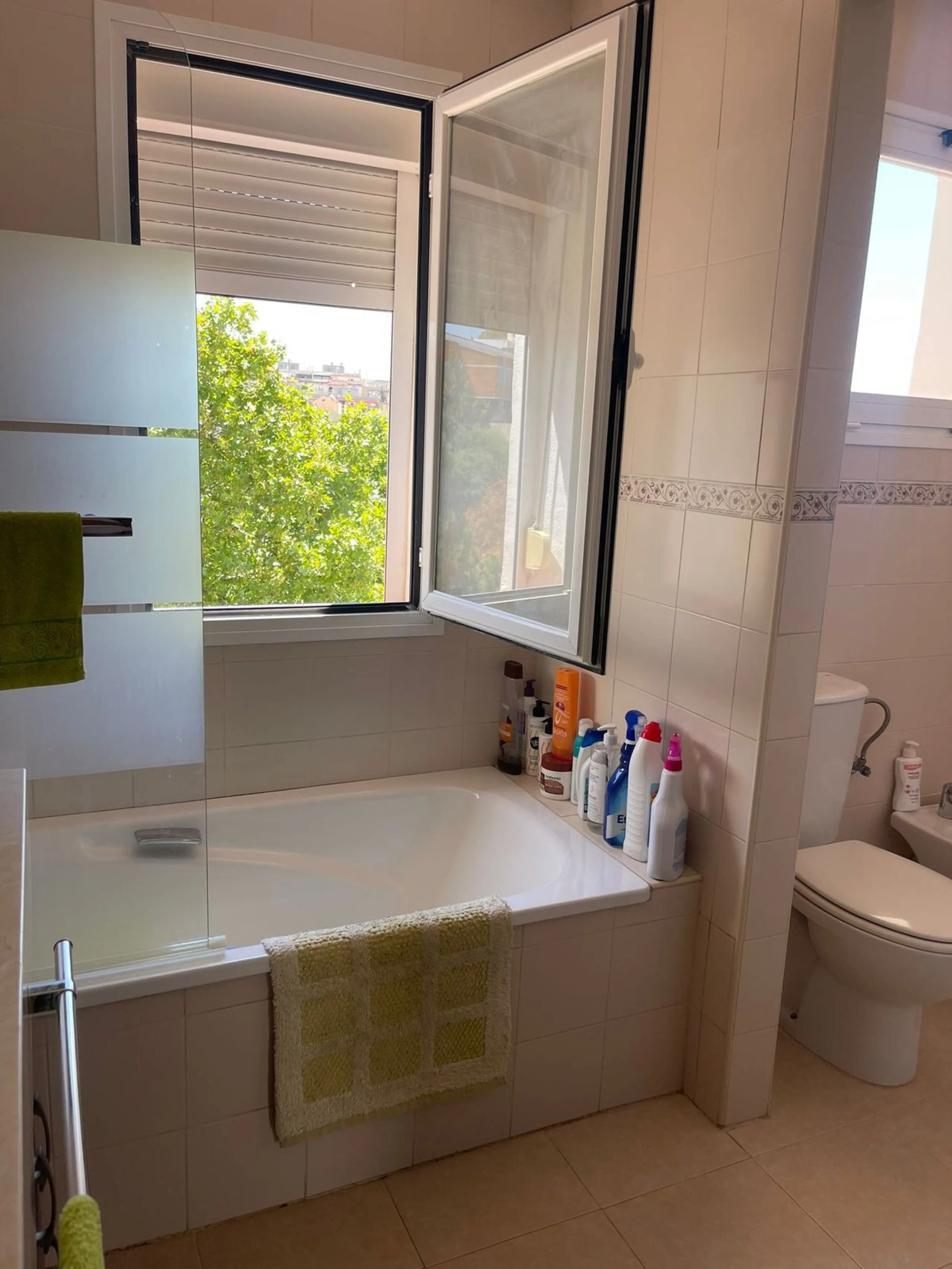 Large Family Townhouse in Estepona – Prime Location on Calle Juan Blanco