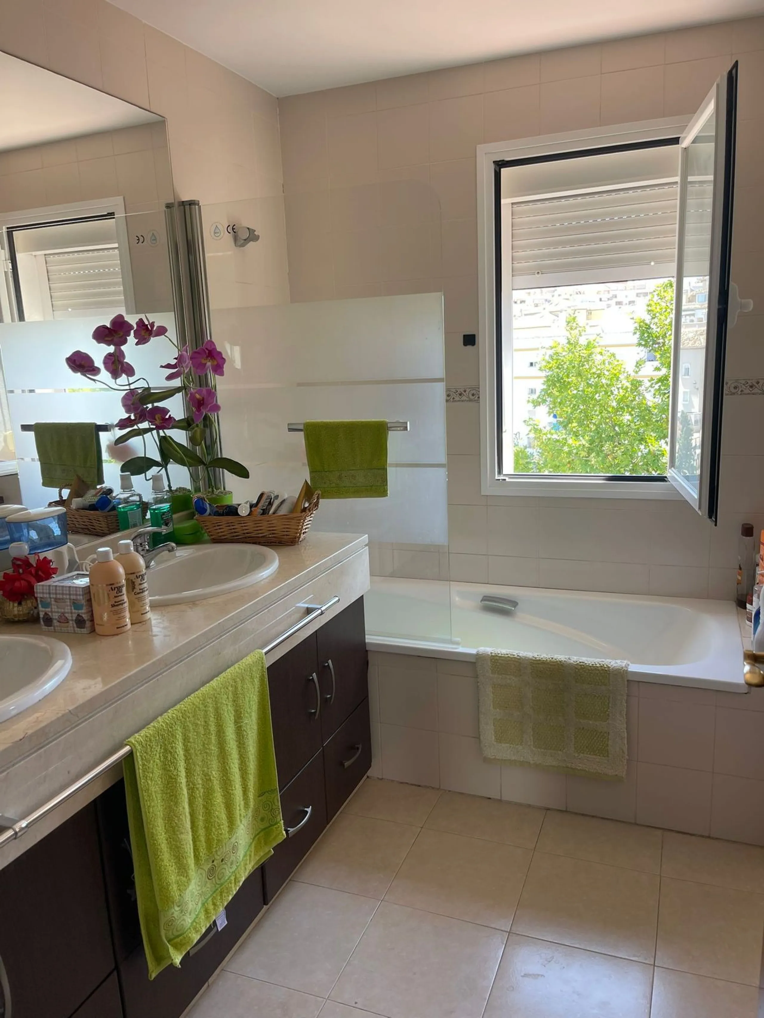 Large Family Townhouse in Estepona – Prime Location on Calle Juan Blanco