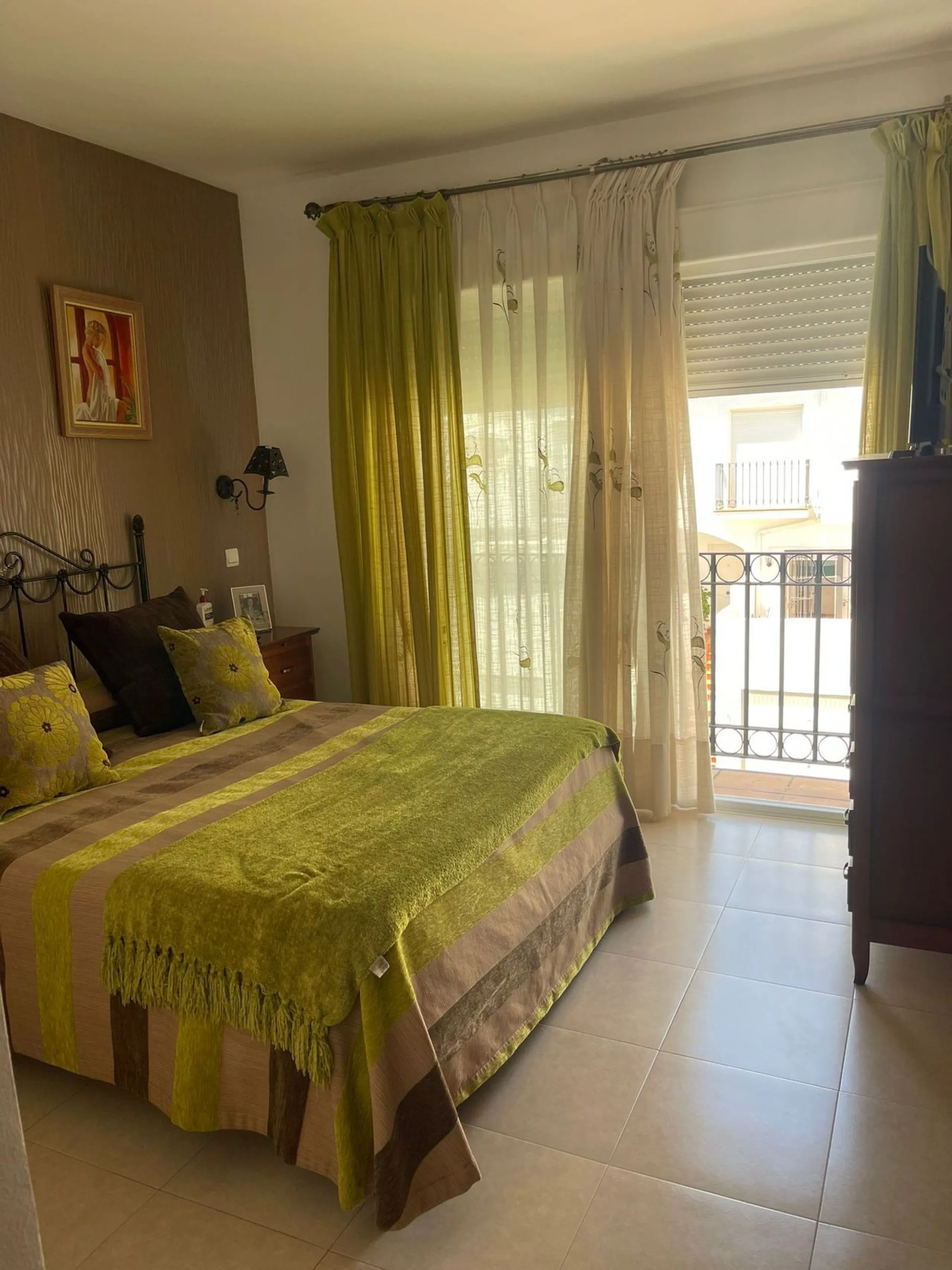 Large Family Townhouse in Estepona – Prime Location on Calle Juan Blanco