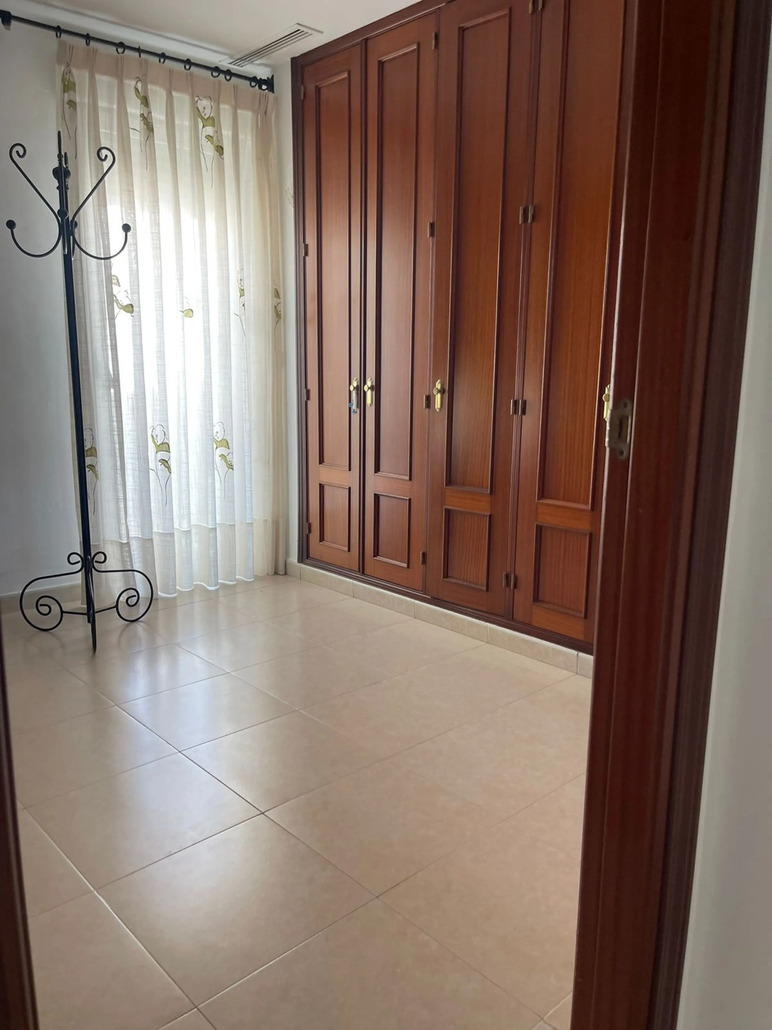 Large Family Townhouse in Estepona – Prime Location on Calle Juan Blanco