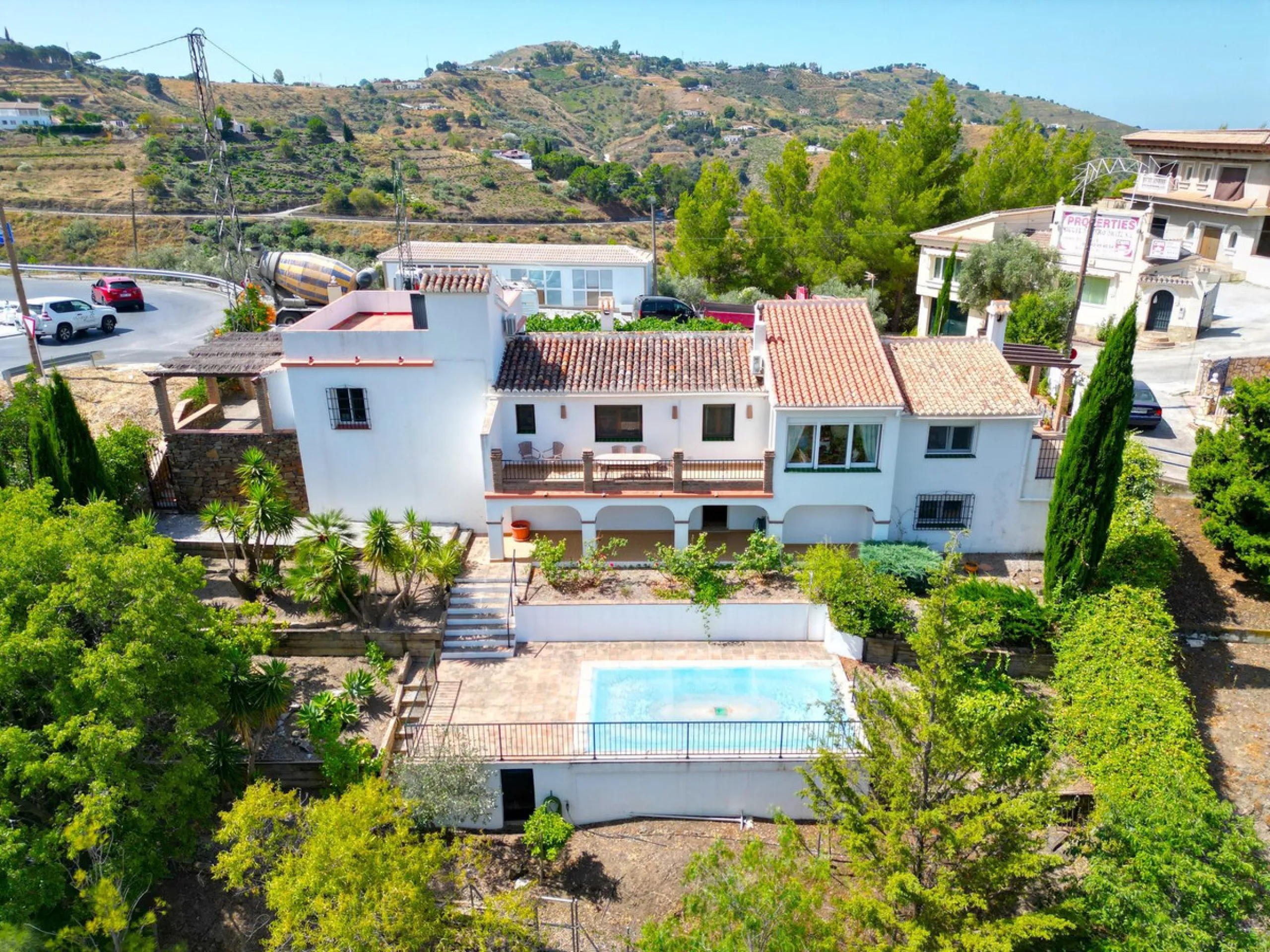 House - Detached Villa в продаже в Cómpeta, Málaga. В доме 2 спален и 2 ванных комнат. Площадь дома 229 м². Площадь участка 2497 м²