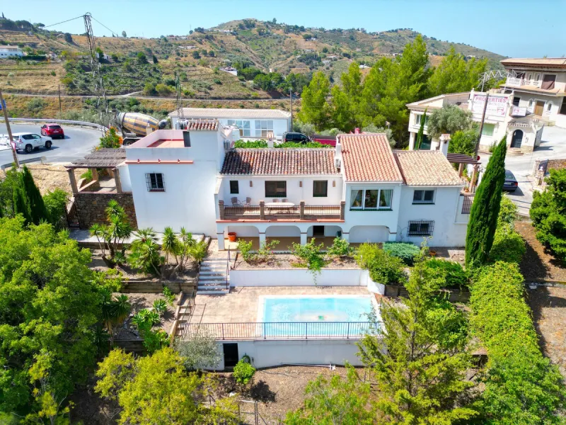 House - Detached Villa в продаже в Cómpeta, Málaga. В доме 2 спален и 2 ванных комнат. Площадь дома 229 м². Площадь участка 2497 м²