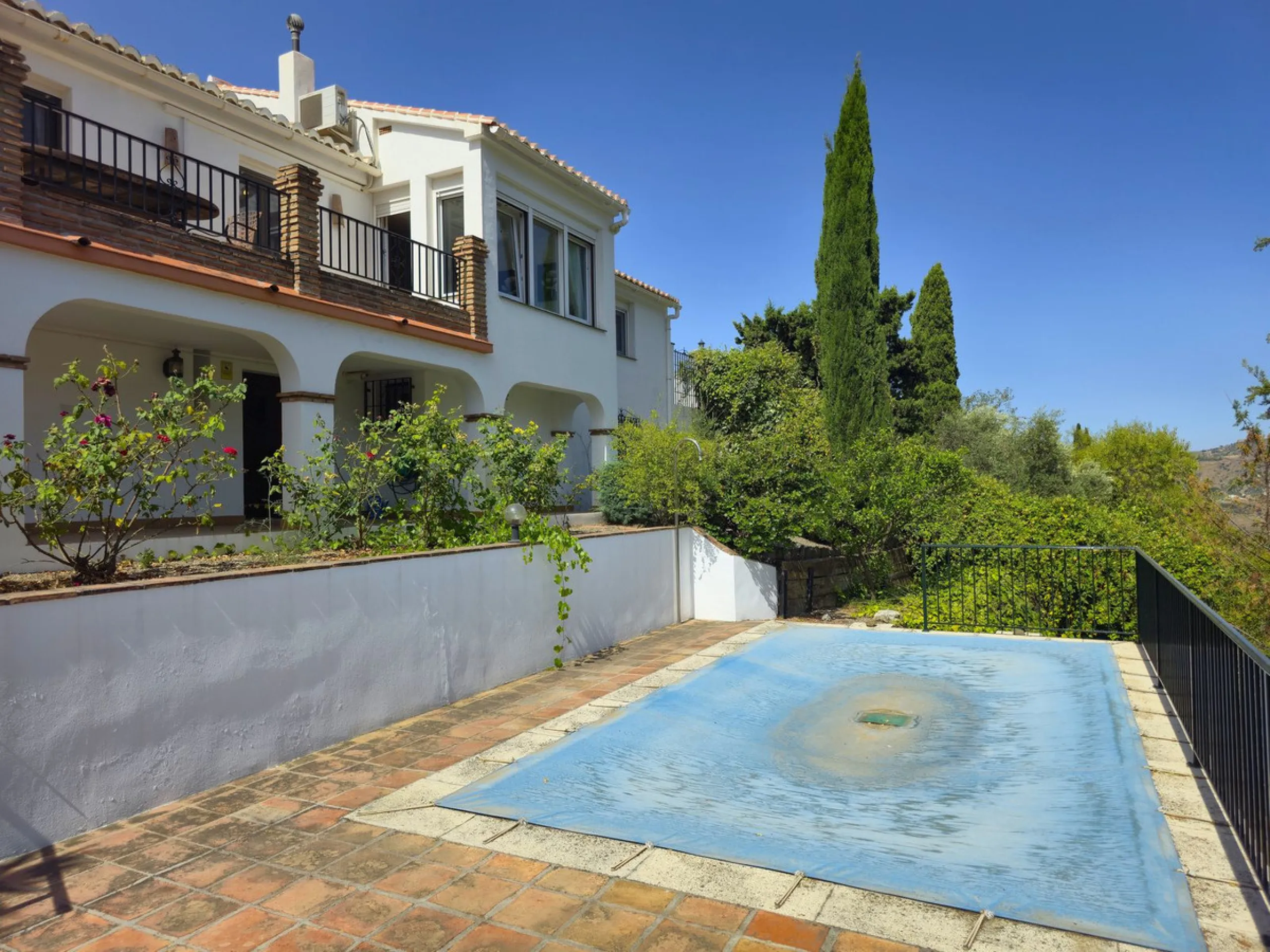 House - Detached Villa в продаже в Cómpeta, Málaga. В доме 2 спален и 2 ванных комнат. Площадь дома 229 м². Площадь участка 2497 м²