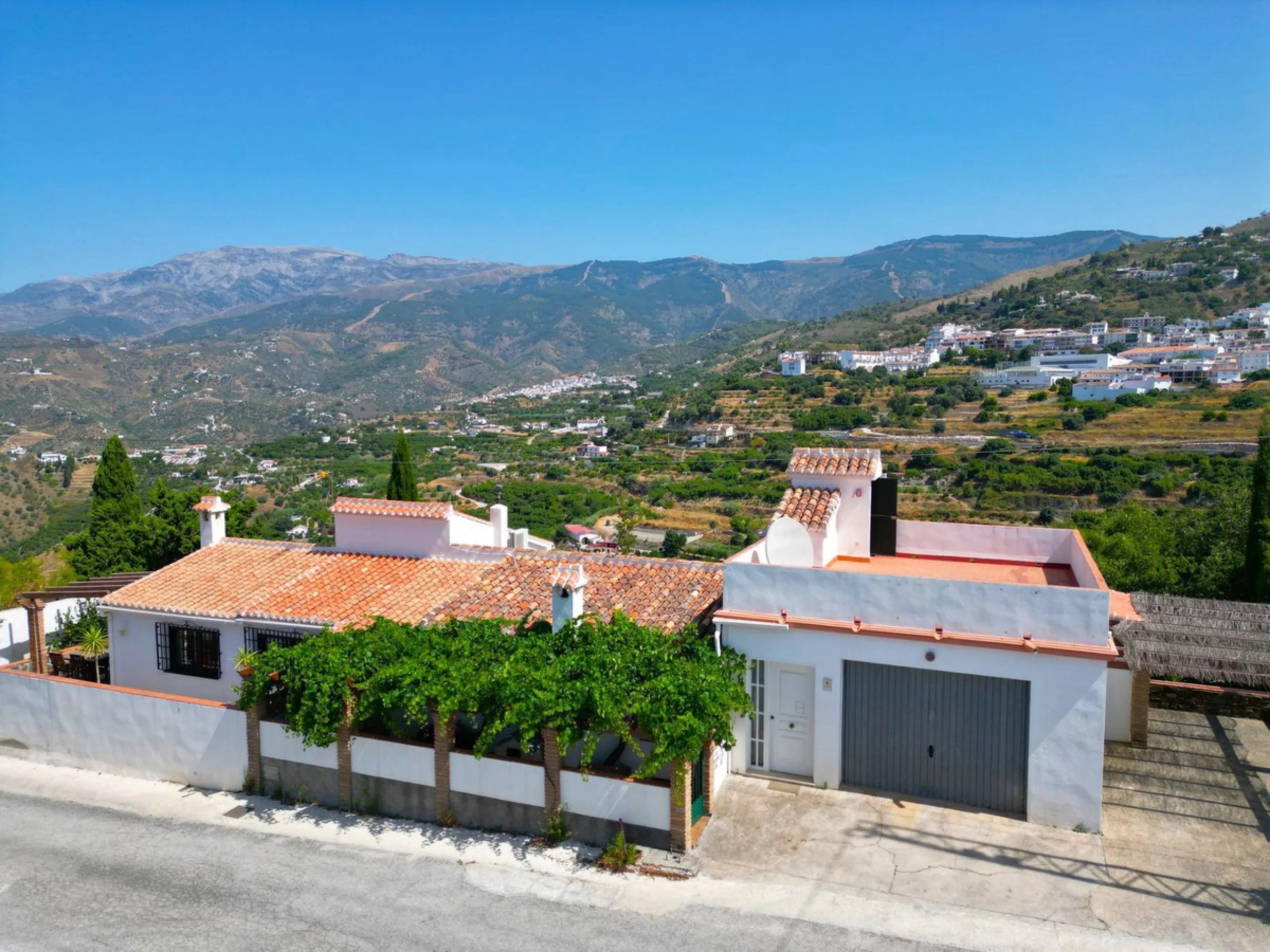 House - Detached Villa в продаже в Cómpeta, Málaga. В доме 2 спален и 2 ванных комнат. Площадь дома 229 м². Площадь участка 2497 м²