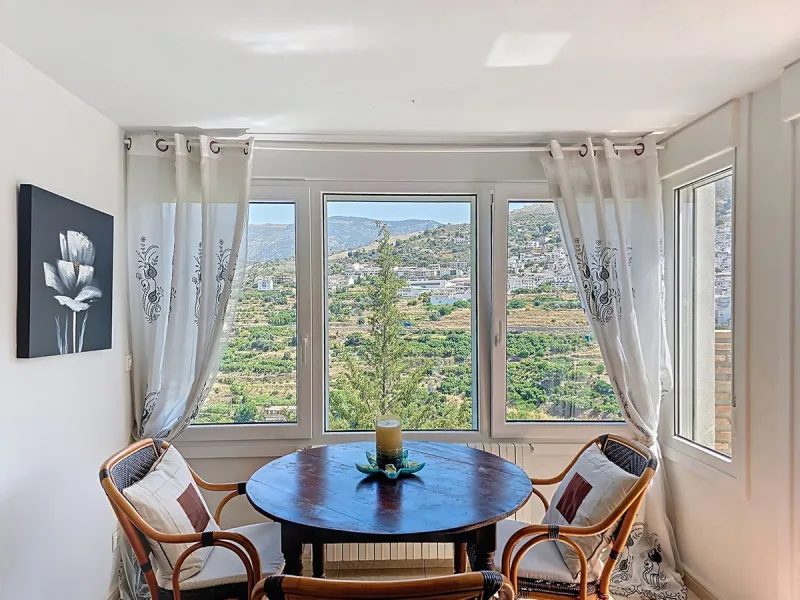 House - Detached Villa в продаже в Cómpeta, Málaga. В доме 2 спален и 2 ванных комнат. Площадь дома 229 м². Площадь участка 2497 м²