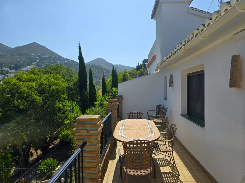 House - Detached Villa в продаже в Cómpeta, Málaga. В доме 2 спален и 2 ванных комнат. Площадь дома 229 м². Площадь участка 2497 м²