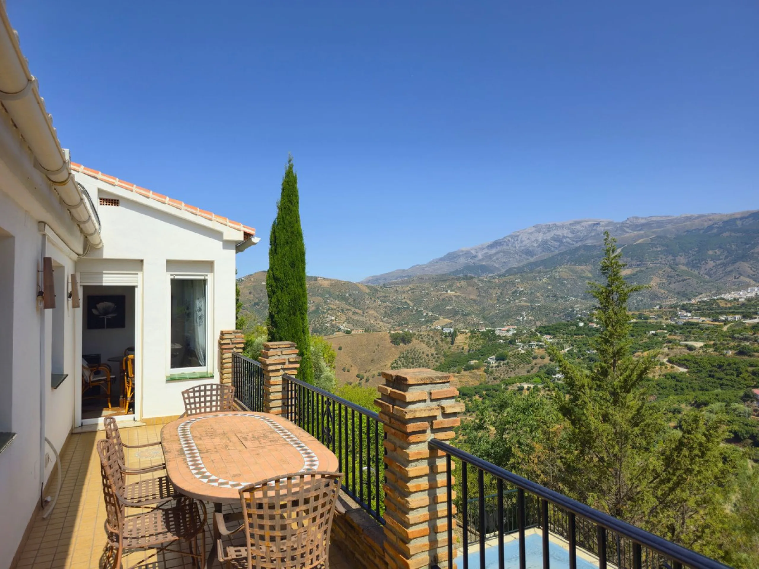 House - Detached Villa в продаже в Cómpeta, Málaga. В доме 2 спален и 2 ванных комнат. Площадь дома 229 м². Площадь участка 2497 м²