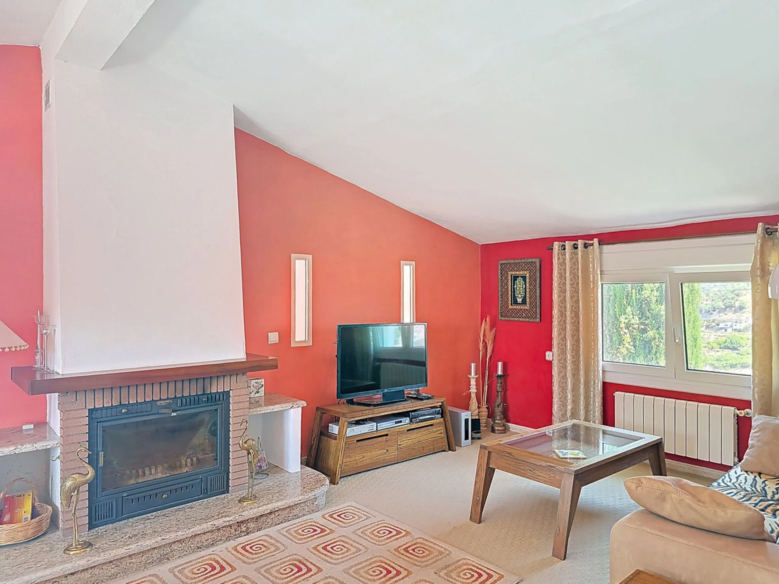 House - Detached Villa в продаже в Cómpeta, Málaga. В доме 2 спален и 2 ванных комнат. Площадь дома 229 м². Площадь участка 2497 м²