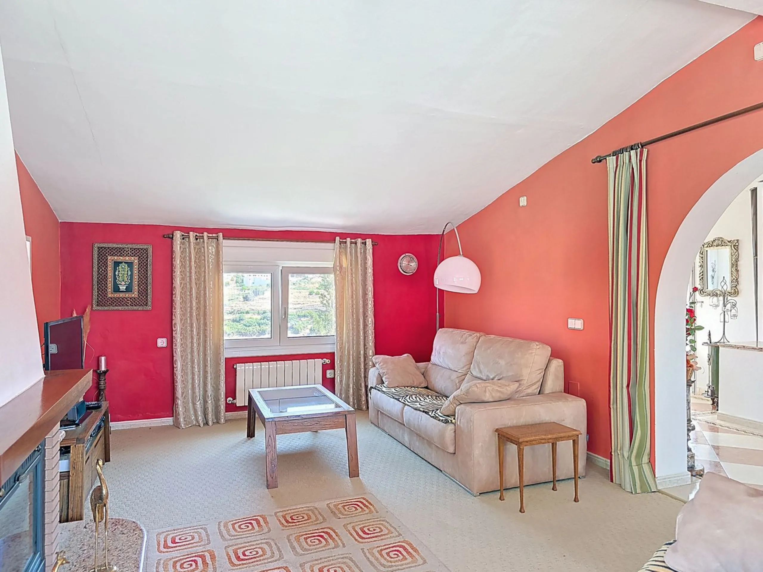 House - Detached Villa в продаже в Cómpeta, Málaga. В доме 2 спален и 2 ванных комнат. Площадь дома 229 м². Площадь участка 2497 м²