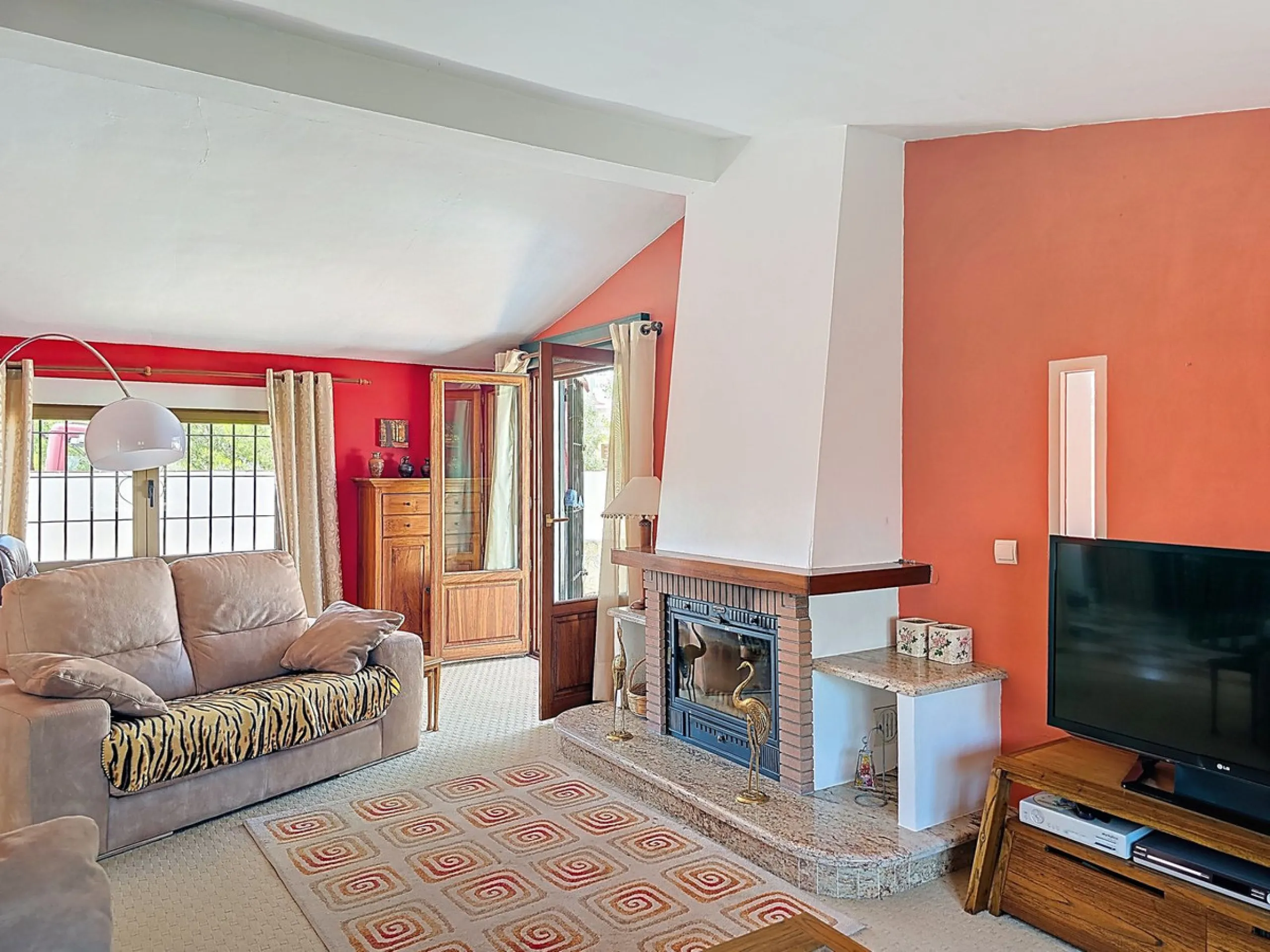 House - Detached Villa в продаже в Cómpeta, Málaga. В доме 2 спален и 2 ванных комнат. Площадь дома 229 м². Площадь участка 2497 м²