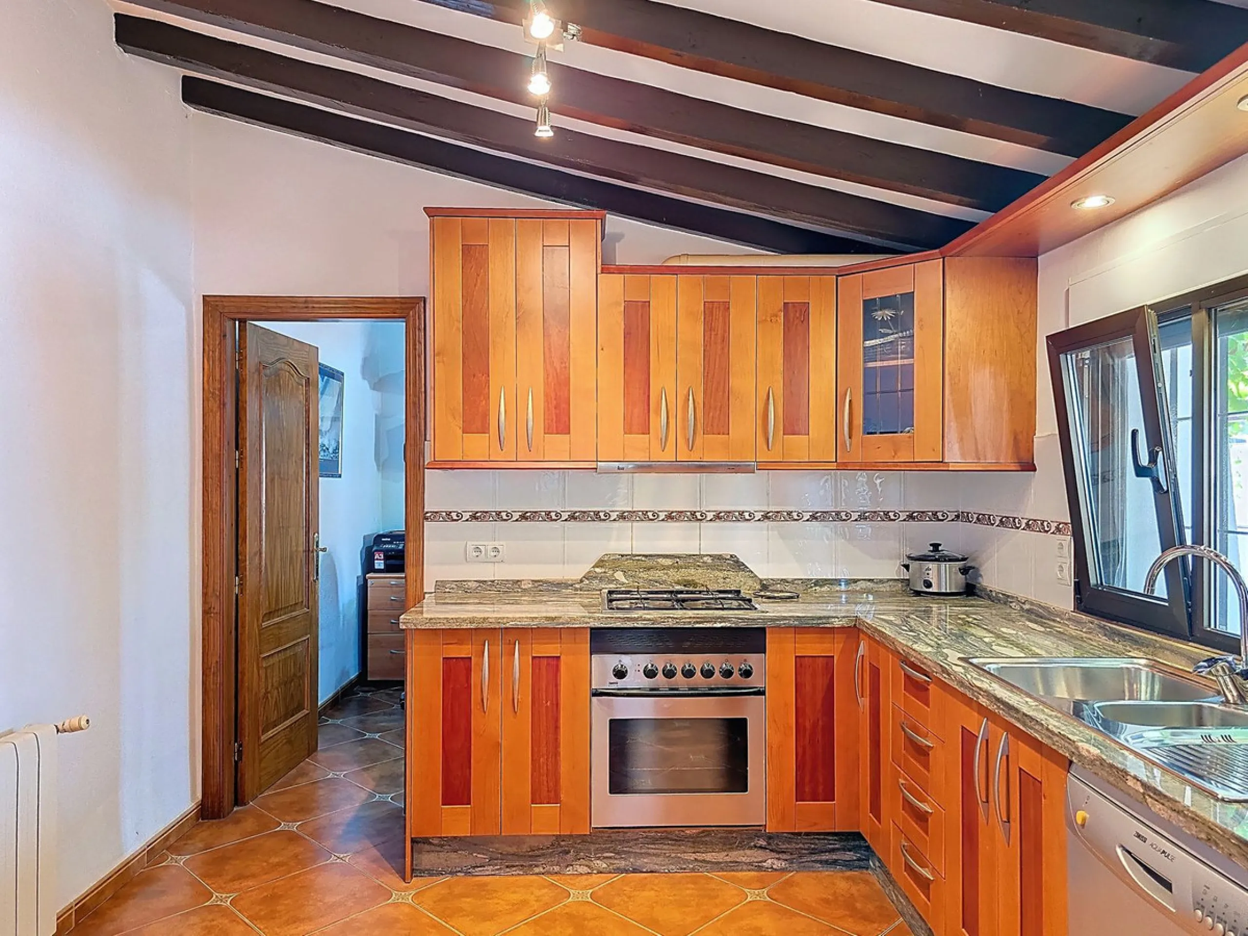 House - Detached Villa в продаже в Cómpeta, Málaga. В доме 2 спален и 2 ванных комнат. Площадь дома 229 м². Площадь участка 2497 м²