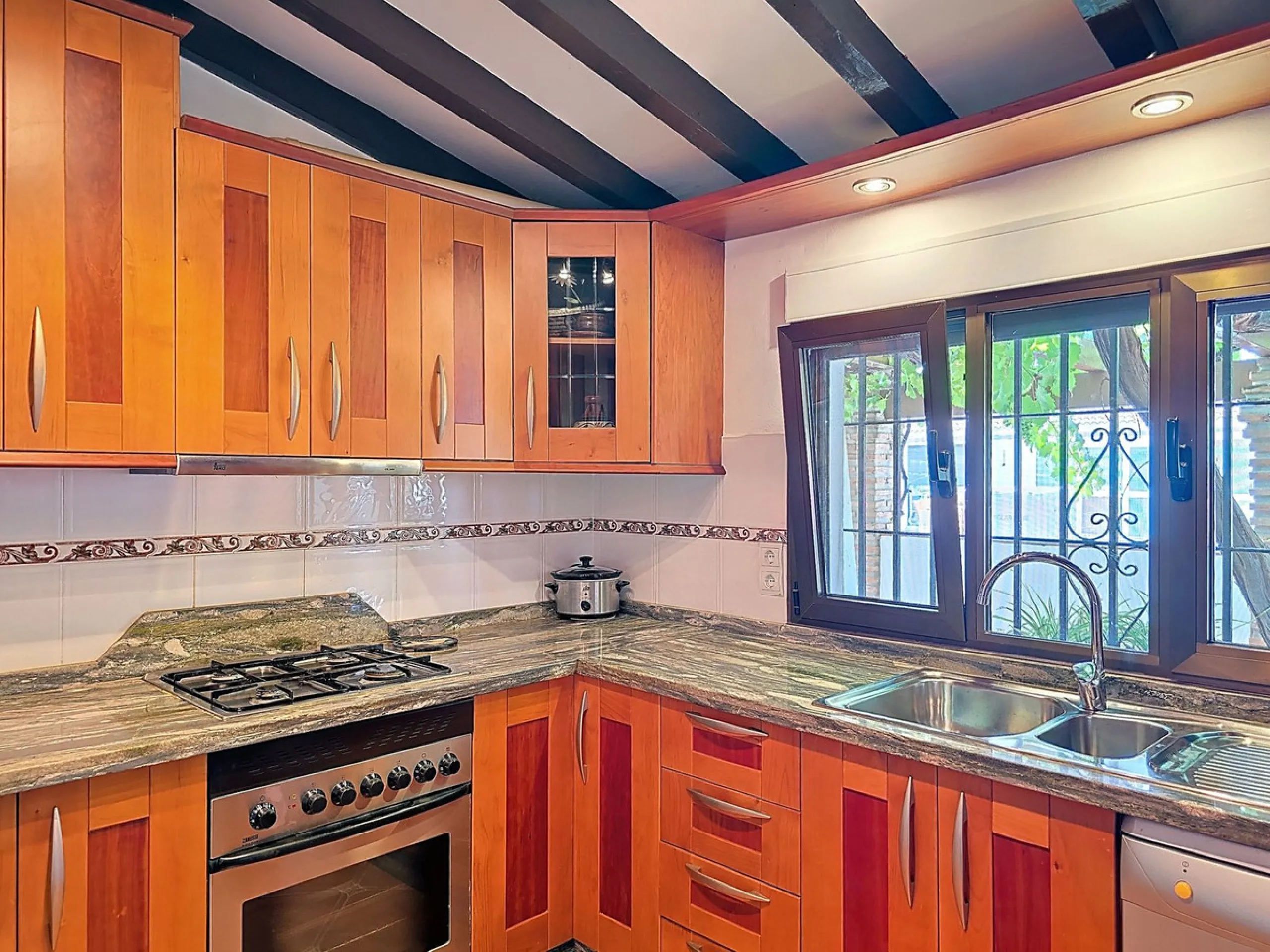 House - Detached Villa в продаже в Cómpeta, Málaga. В доме 2 спален и 2 ванных комнат. Площадь дома 229 м². Площадь участка 2497 м²