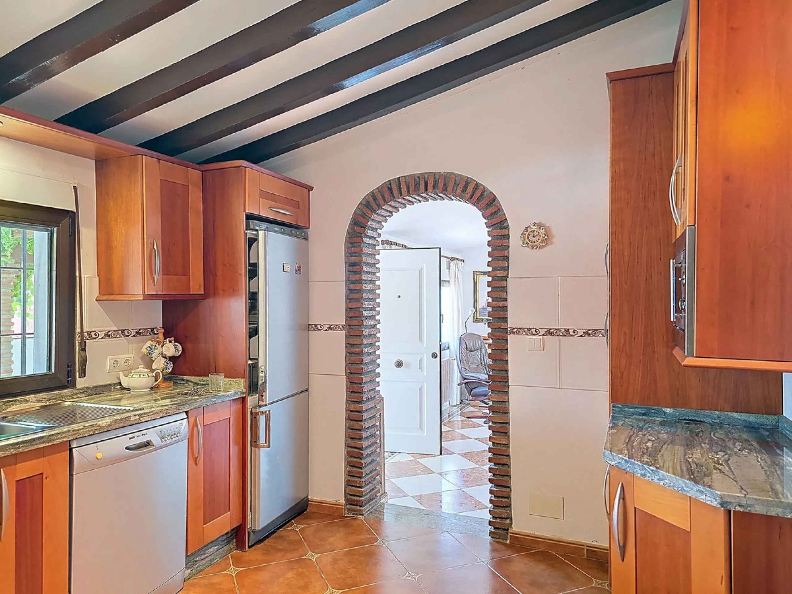House - Detached Villa в продаже в Cómpeta, Málaga. В доме 2 спален и 2 ванных комнат. Площадь дома 229 м². Площадь участка 2497 м²