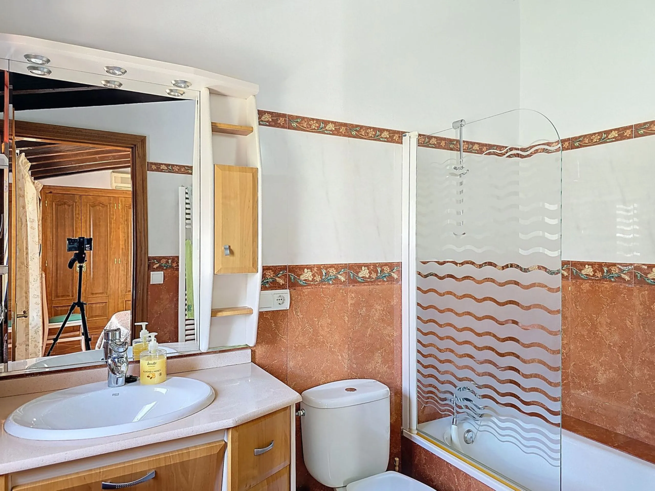 House - Detached Villa в продаже в Cómpeta, Málaga. В доме 2 спален и 2 ванных комнат. Площадь дома 229 м². Площадь участка 2497 м²
