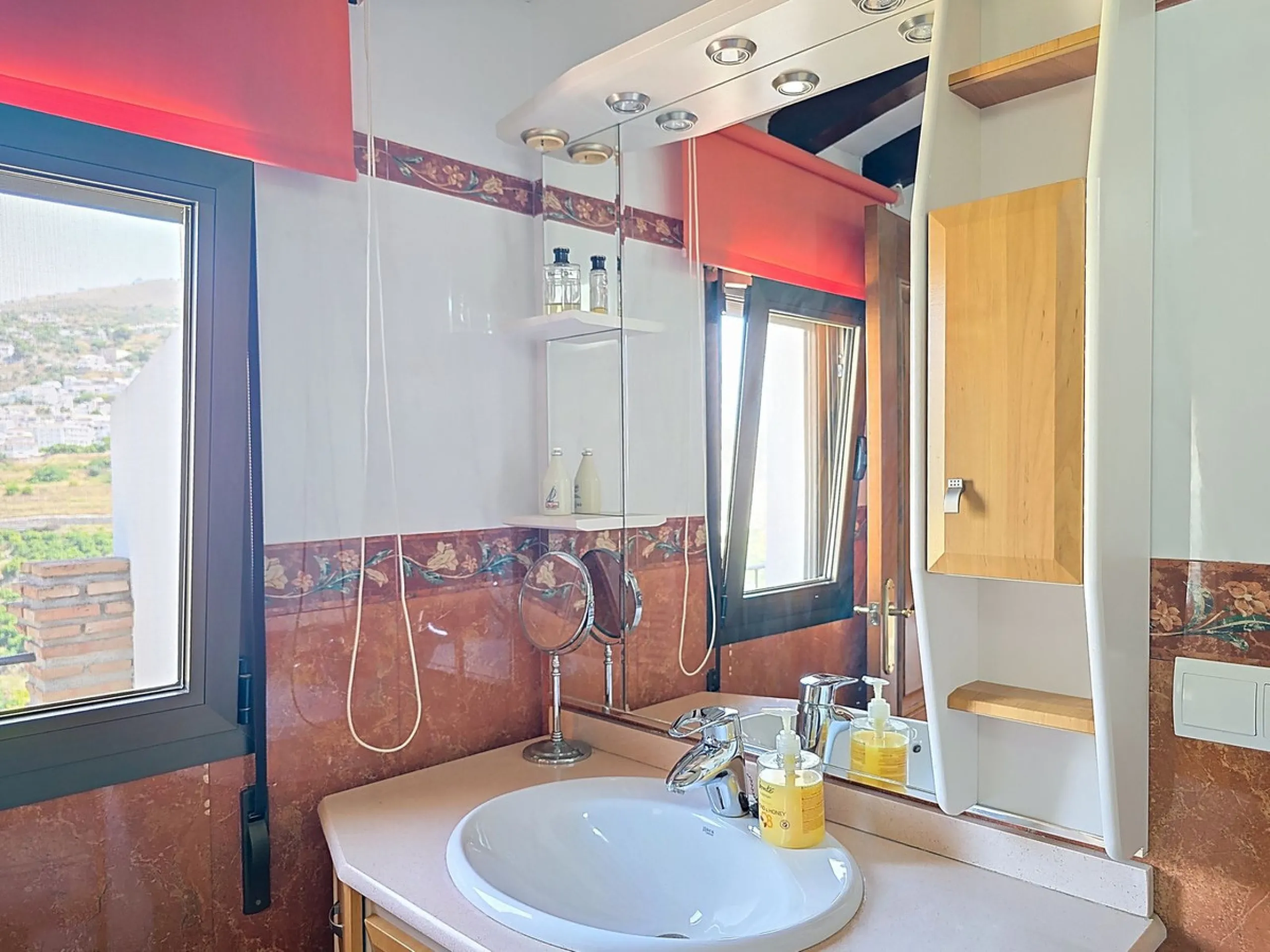 House - Detached Villa в продаже в Cómpeta, Málaga. В доме 2 спален и 2 ванных комнат. Площадь дома 229 м². Площадь участка 2497 м²