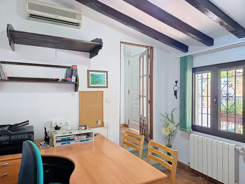House - Detached Villa в продаже в Cómpeta, Málaga. В доме 2 спален и 2 ванных комнат. Площадь дома 229 м². Площадь участка 2497 м²