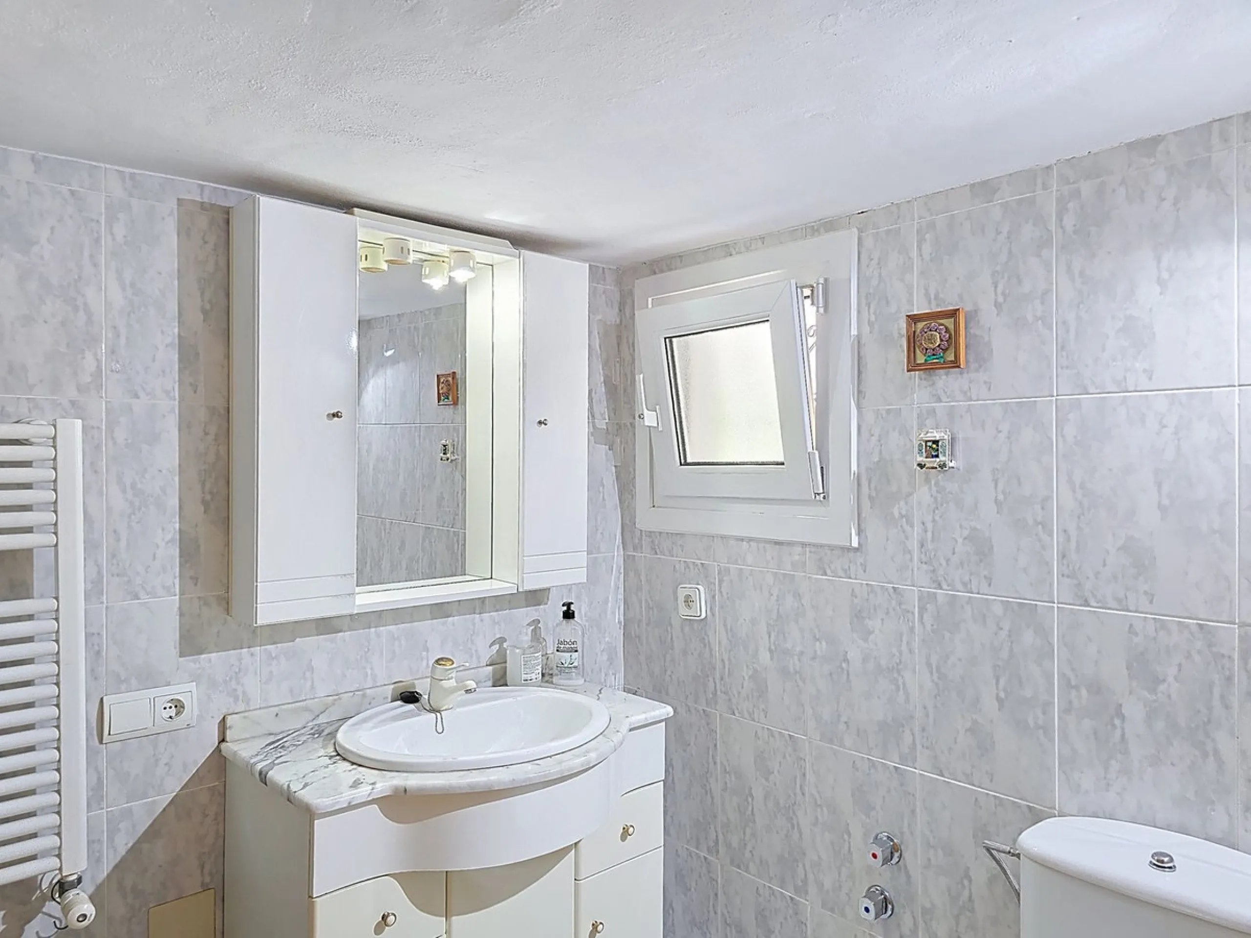 House - Detached Villa в продаже в Cómpeta, Málaga. В доме 2 спален и 2 ванных комнат. Площадь дома 229 м². Площадь участка 2497 м²