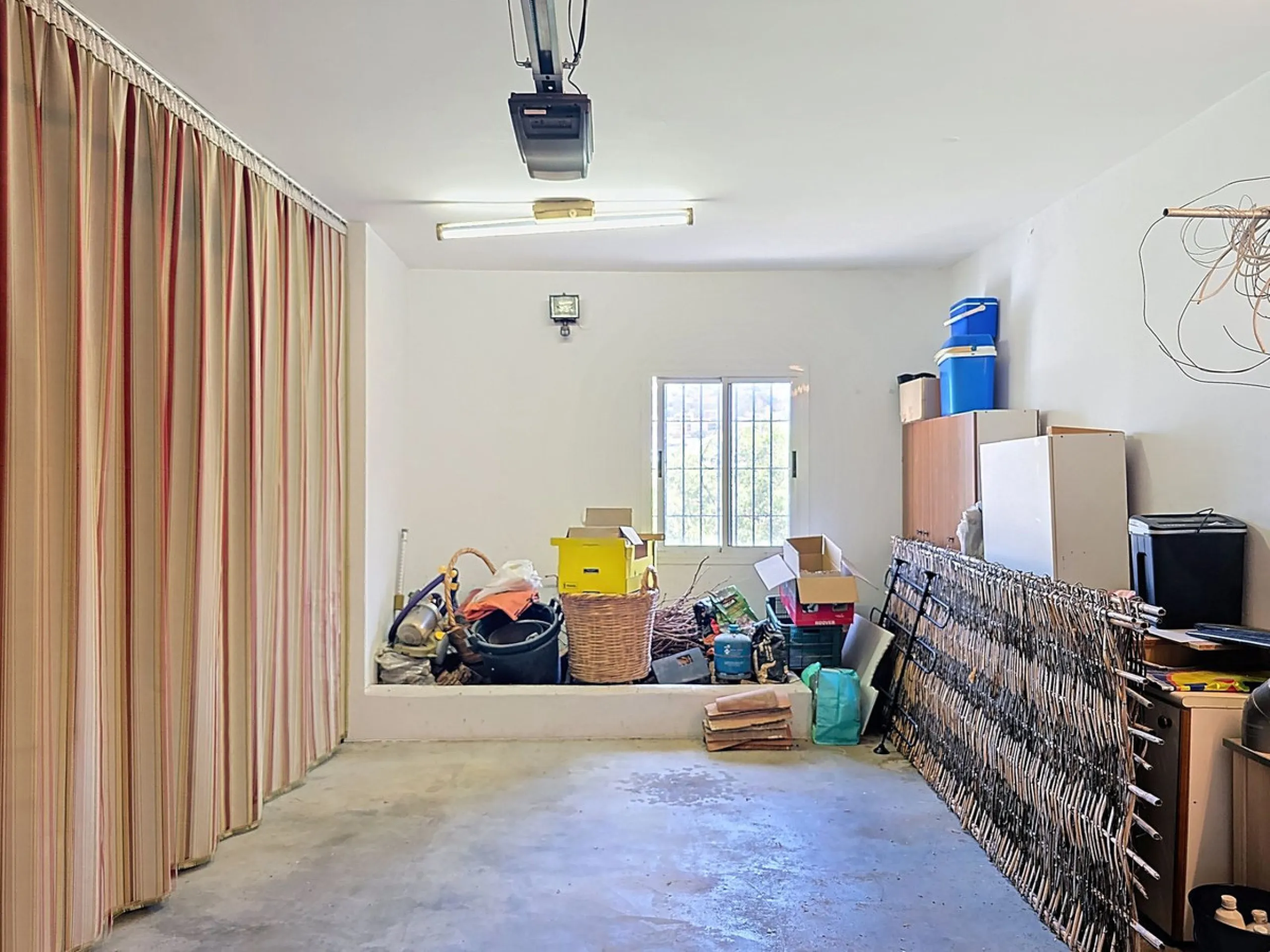 House - Detached Villa в продаже в Cómpeta, Málaga. В доме 2 спален и 2 ванных комнат. Площадь дома 229 м². Площадь участка 2497 м²
