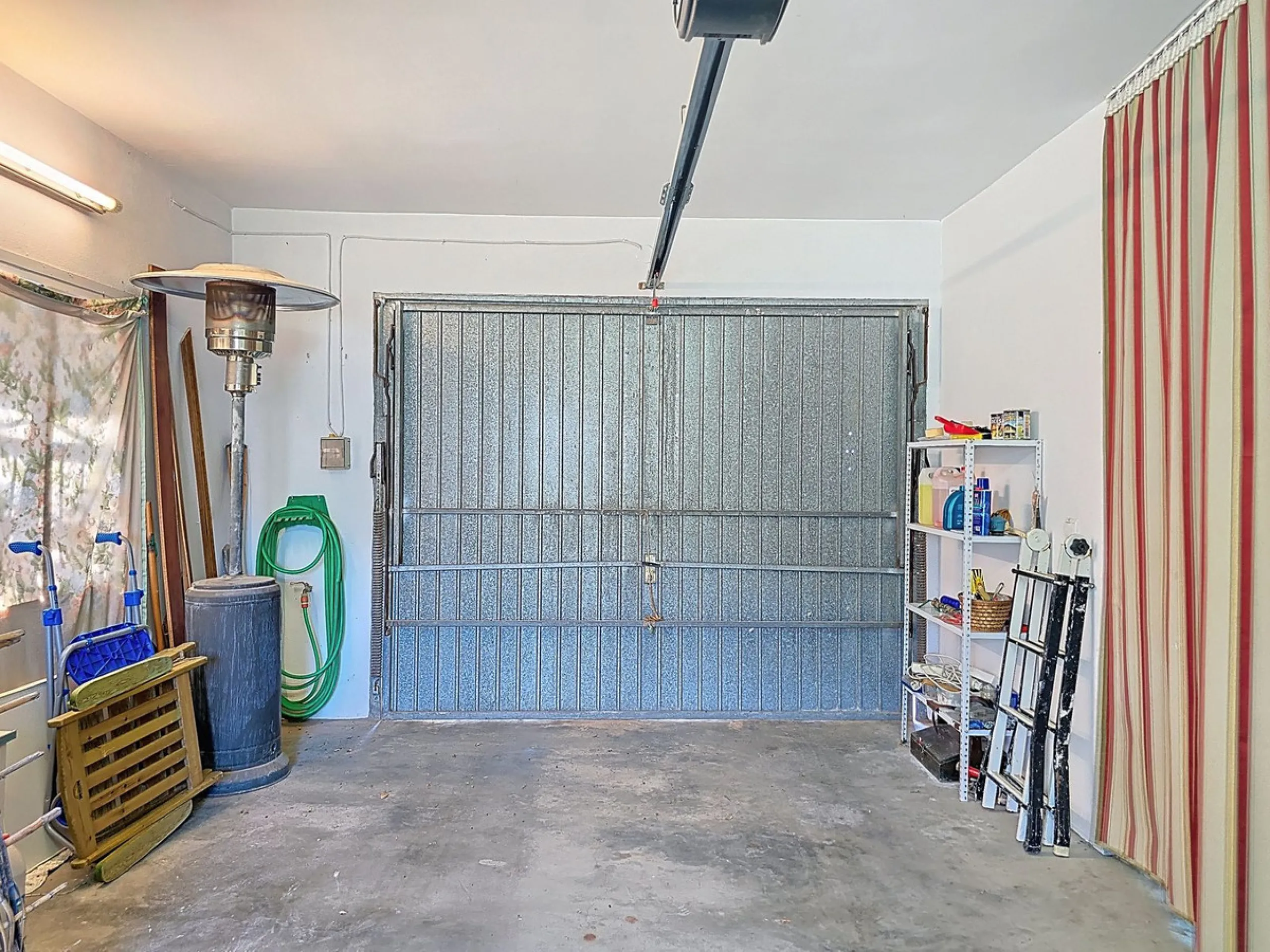 House - Detached Villa в продаже в Cómpeta, Málaga. В доме 2 спален и 2 ванных комнат. Площадь дома 229 м². Площадь участка 2497 м²