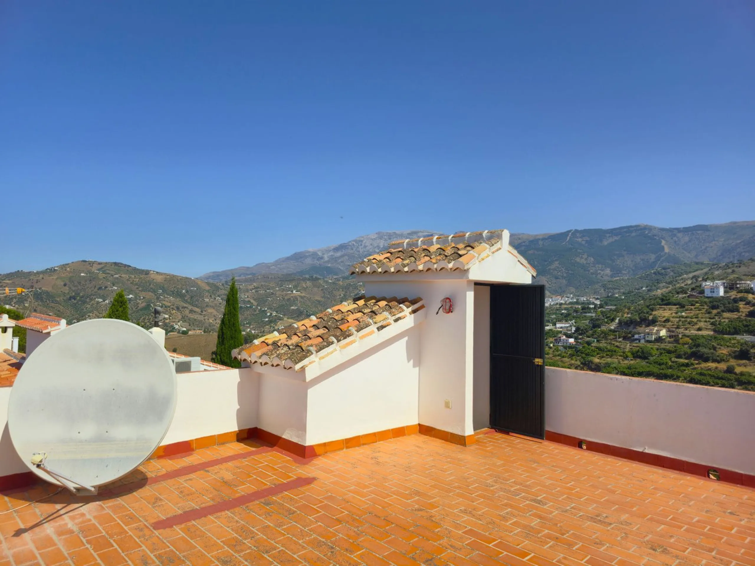 House - Detached Villa в продаже в Cómpeta, Málaga. В доме 2 спален и 2 ванных комнат. Площадь дома 229 м². Площадь участка 2497 м²