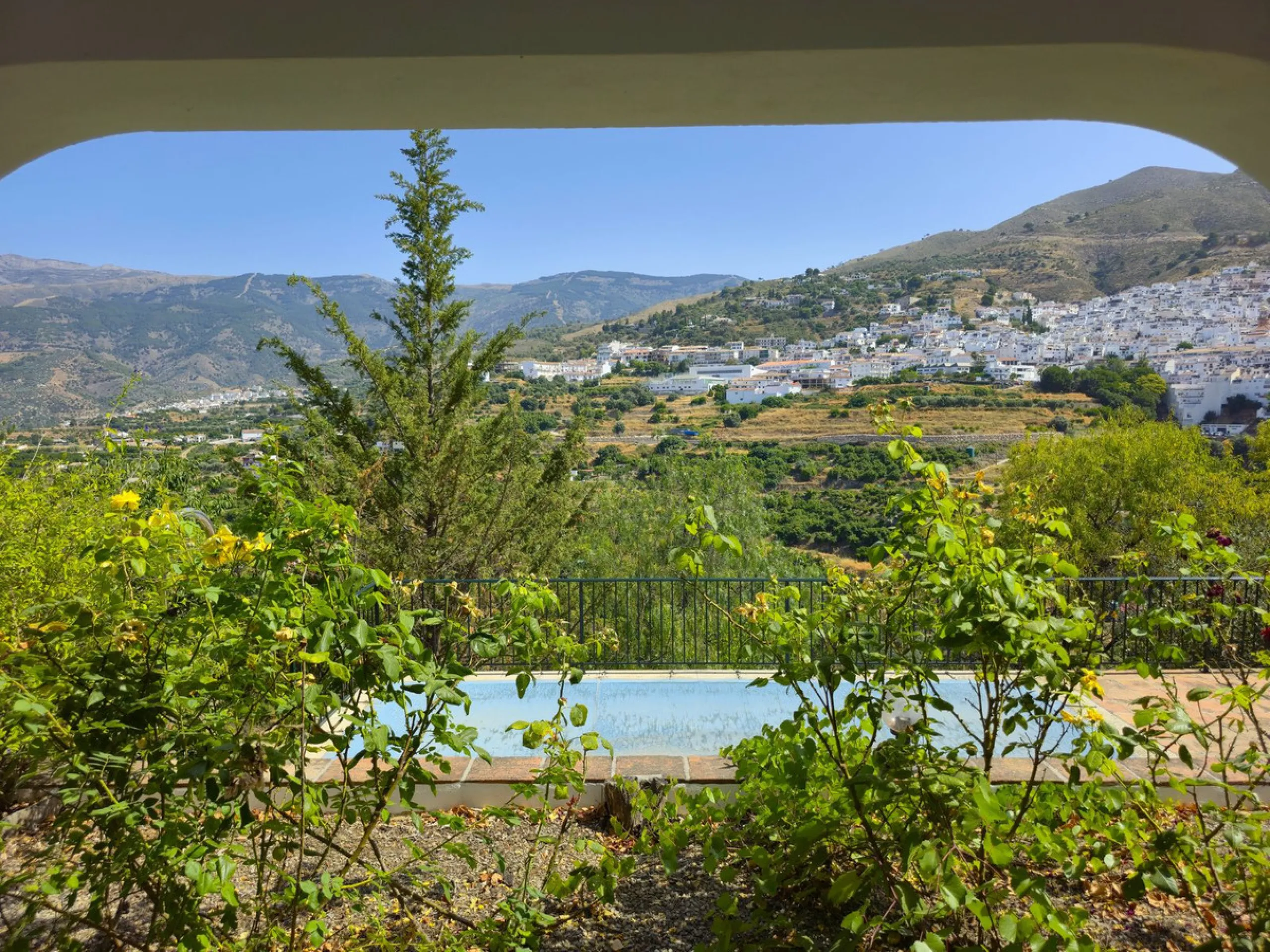 House - Detached Villa в продаже в Cómpeta, Málaga. В доме 2 спален и 2 ванных комнат. Площадь дома 229 м². Площадь участка 2497 м²