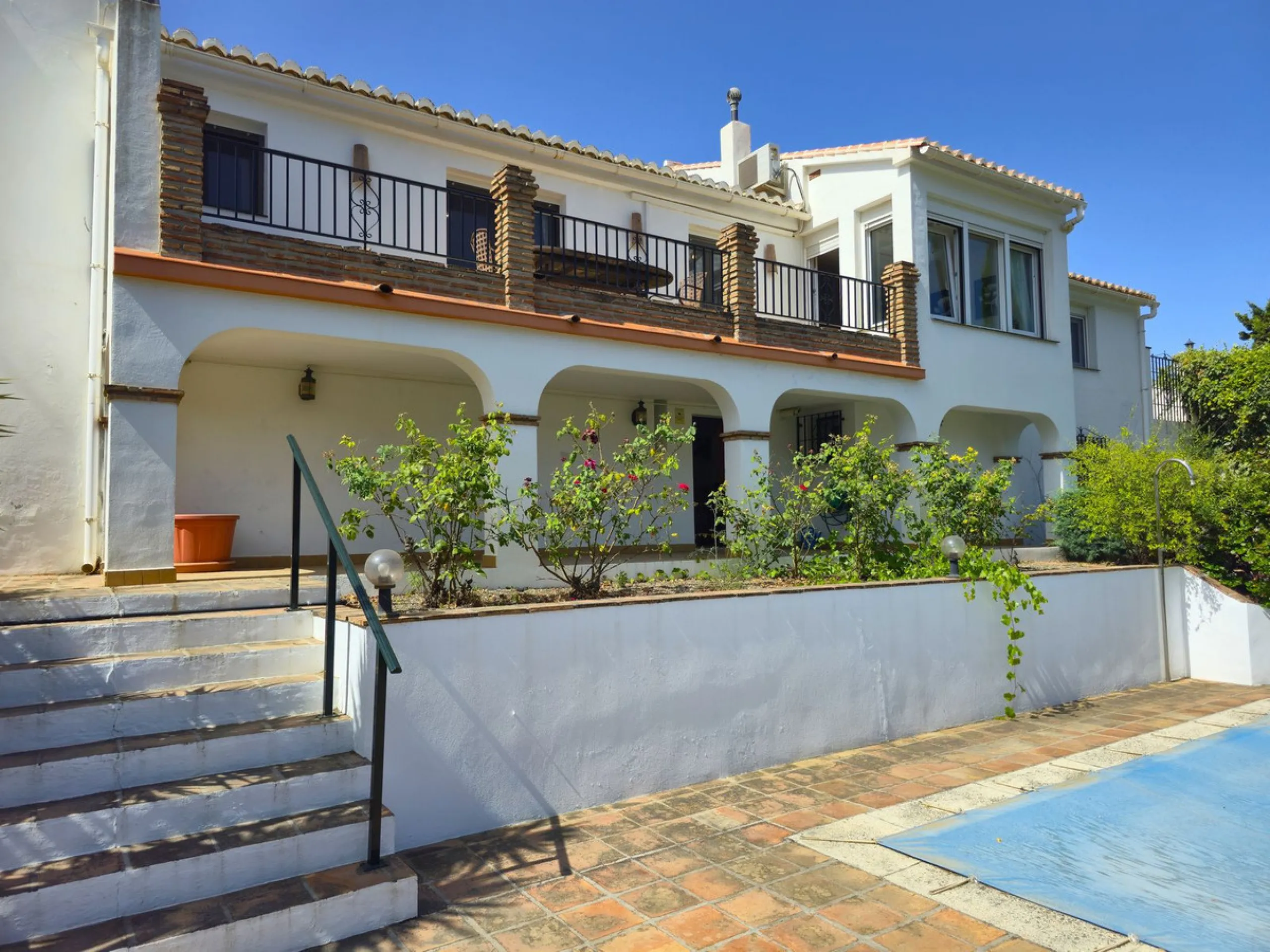 House - Detached Villa в продаже в Cómpeta, Málaga. В доме 2 спален и 2 ванных комнат. Площадь дома 229 м². Площадь участка 2497 м²