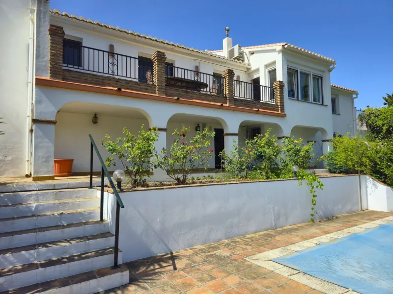 House - Detached Villa в продаже в Cómpeta, Málaga. В доме 2 спален и 2 ванных комнат. Площадь дома 229 м². Площадь участка 2497 м²