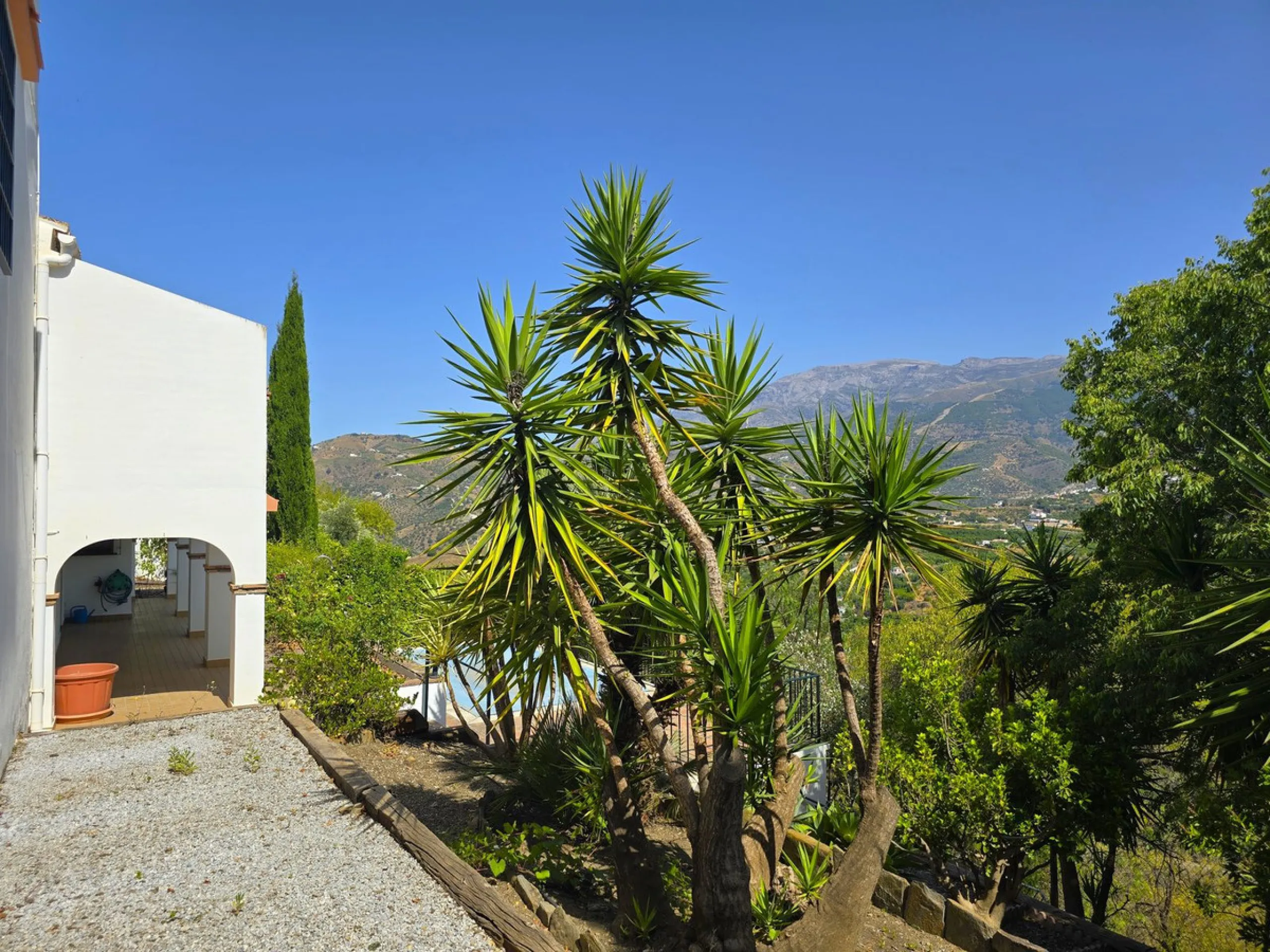 House - Detached Villa в продаже в Cómpeta, Málaga. В доме 2 спален и 2 ванных комнат. Площадь дома 229 м². Площадь участка 2497 м²