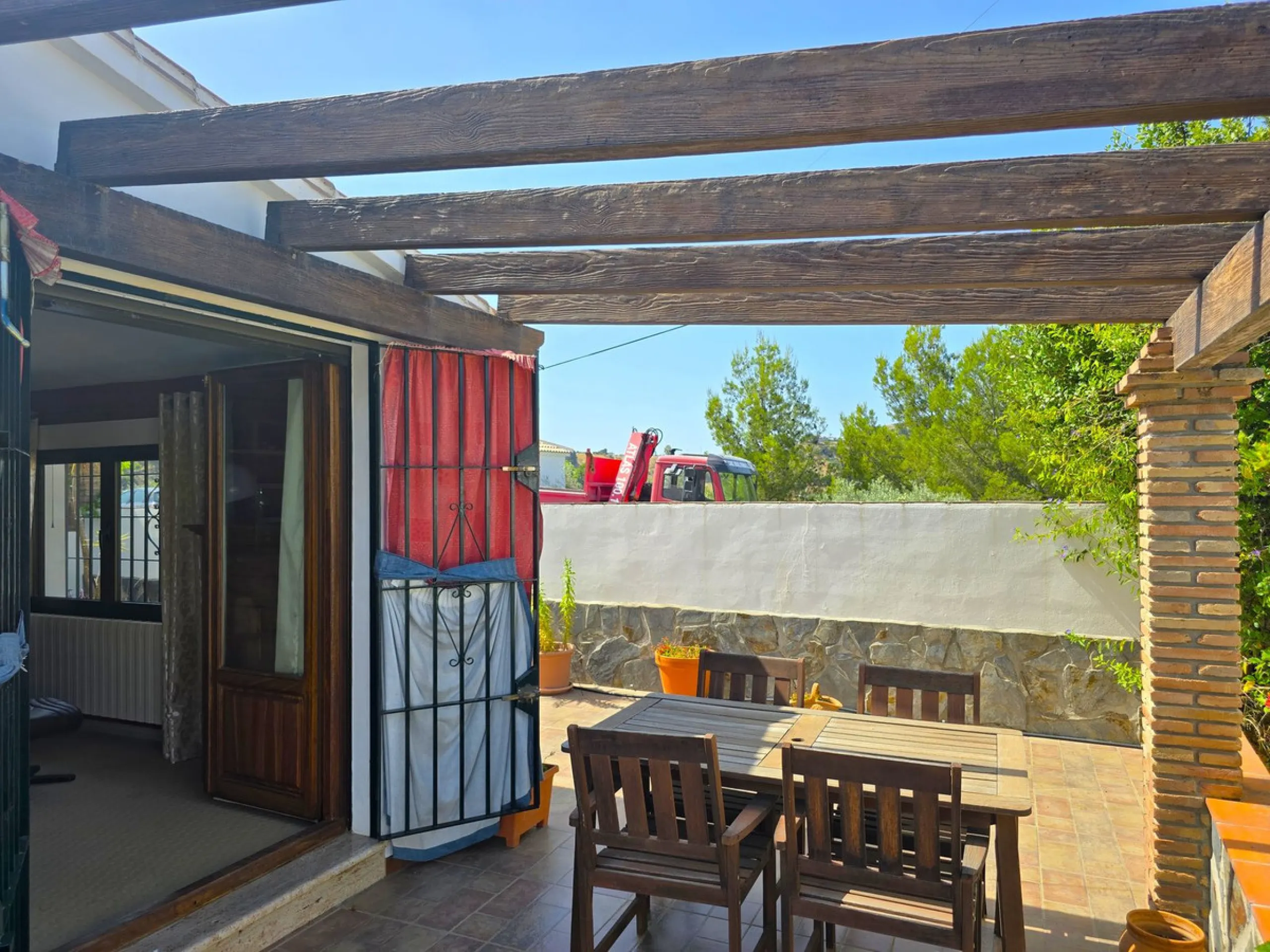 House - Detached Villa в продаже в Cómpeta, Málaga. В доме 2 спален и 2 ванных комнат. Площадь дома 229 м². Площадь участка 2497 м²