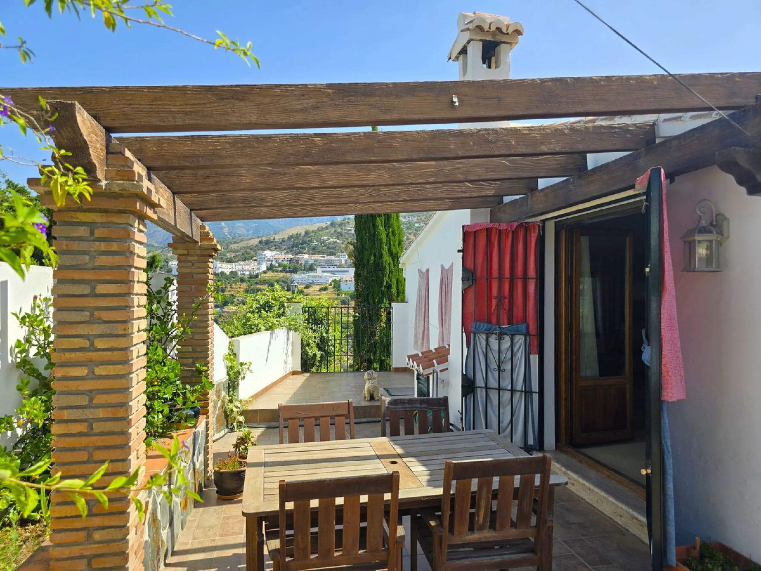 House - Detached Villa в продаже в Cómpeta, Málaga. В доме 2 спален и 2 ванных комнат. Площадь дома 229 м². Площадь участка 2497 м²
