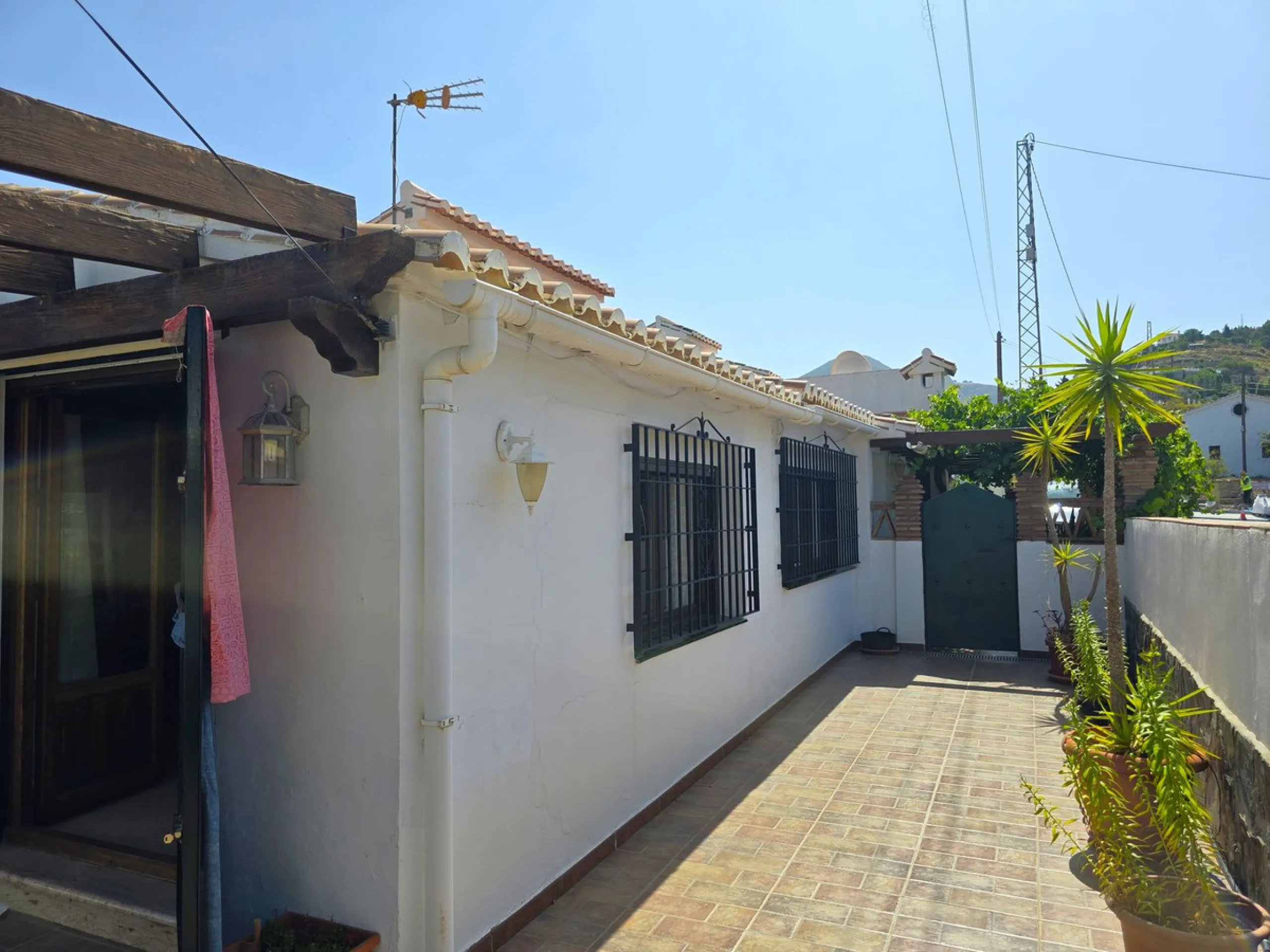 House - Detached Villa в продаже в Cómpeta, Málaga. В доме 2 спален и 2 ванных комнат. Площадь дома 229 м². Площадь участка 2497 м²