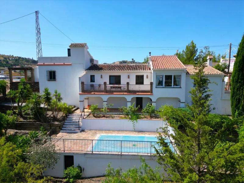 House - Detached Villa в продаже в Cómpeta, Málaga. В доме 2 спален и 2 ванных комнат. Площадь дома 229 м². Площадь участка 2497 м²
