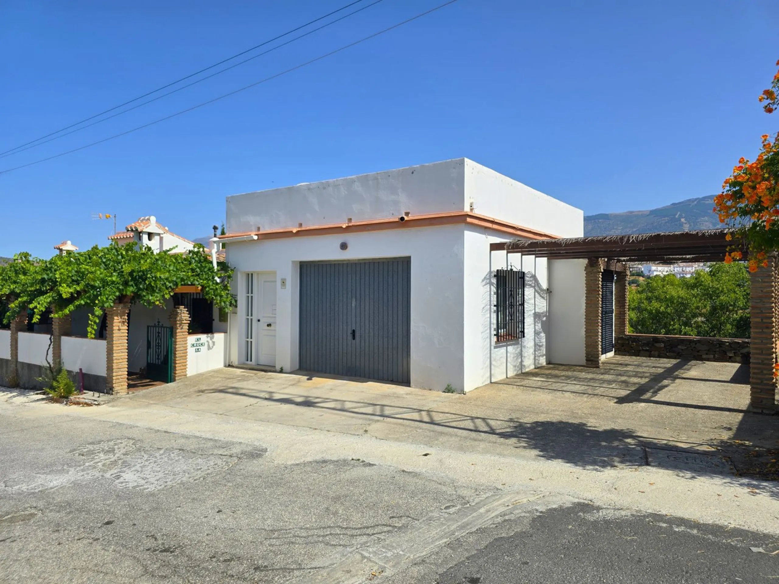 House - Detached Villa в продаже в Cómpeta, Málaga. В доме 2 спален и 2 ванных комнат. Площадь дома 229 м². Площадь участка 2497 м²