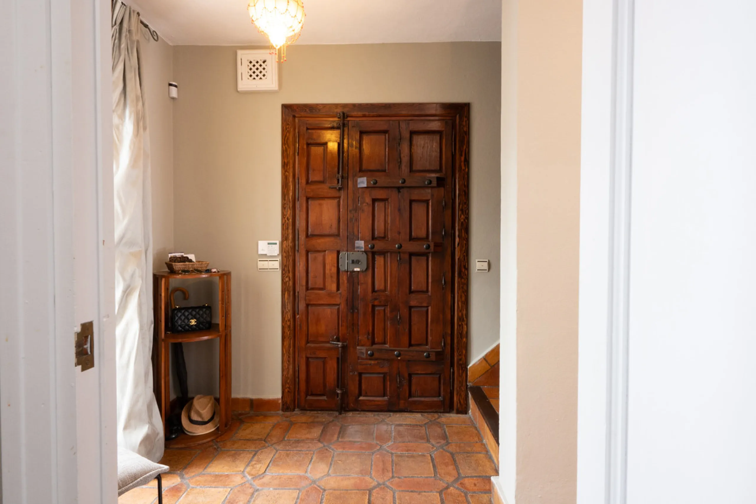 Tucked away in the enchanting and prestigious enclave of Lomas del Marbella Club Pueblo less than a kilometer from Marbella's golden coastline. This tastefully renovated 3-bedroom townhouse blends timeless Andalusian aesthetics with modern-day comfort. Pi
