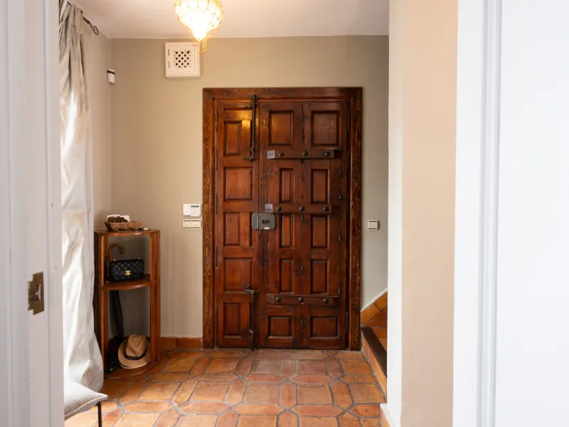 Tucked away in the enchanting and prestigious enclave of Lomas del Marbella Club Pueblo less than a kilometer from Marbella's golden coastline. This tastefully renovated 3-bedroom townhouse blends timeless Andalusian aesthetics with modern-day comfort. Pi