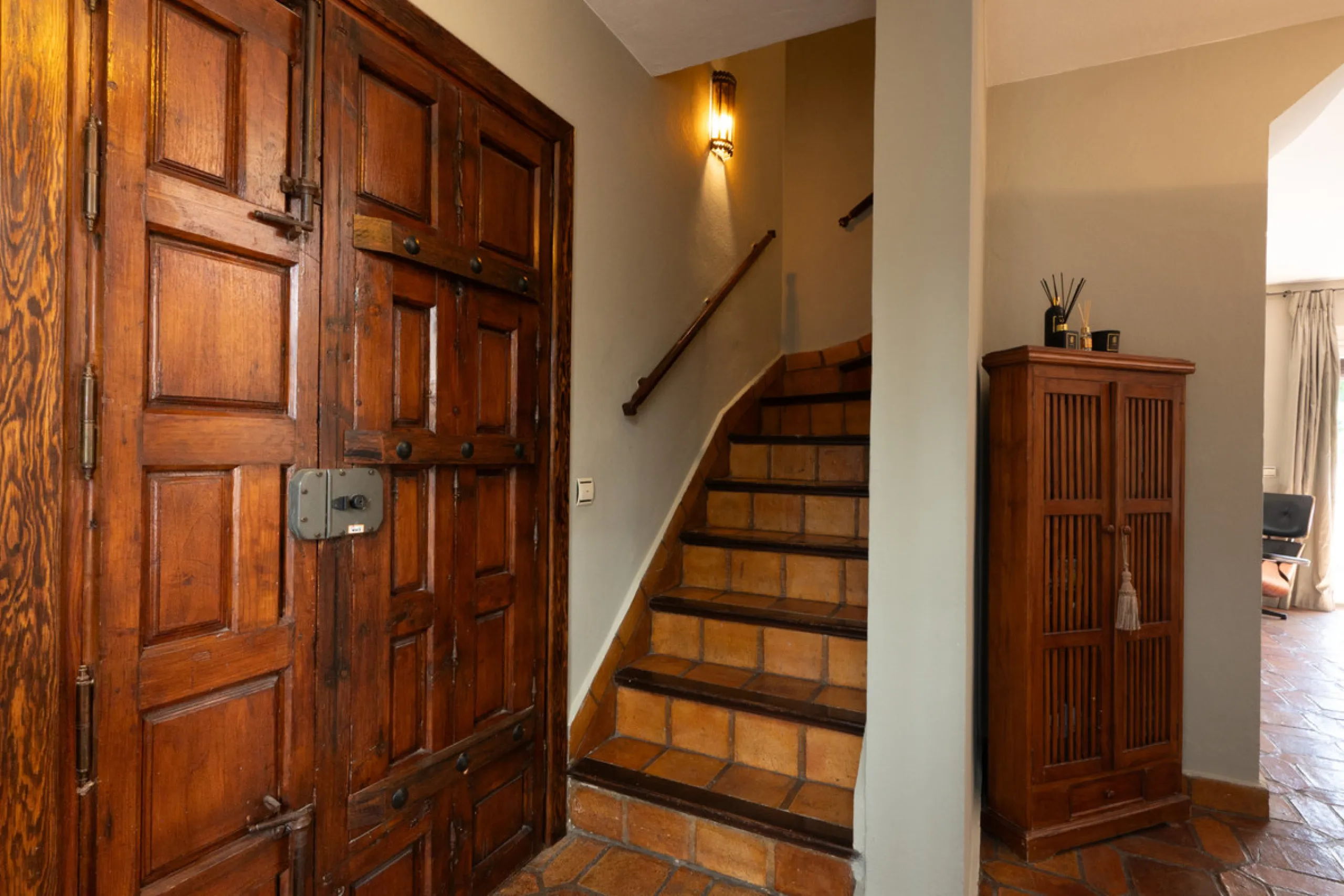 Tucked away in the enchanting and prestigious enclave of Lomas del Marbella Club Pueblo less than a kilometer from Marbella's golden coastline. This tastefully renovated 3-bedroom townhouse blends timeless Andalusian aesthetics with modern-day comfort. Pi
