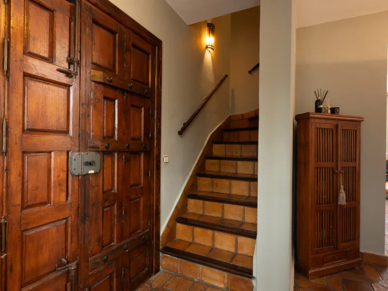 Tucked away in the enchanting and prestigious enclave of Lomas del Marbella Club Pueblo less than a kilometer from Marbella's golden coastline. This tastefully renovated 3-bedroom townhouse blends timeless Andalusian aesthetics with modern-day comfort. Pi
