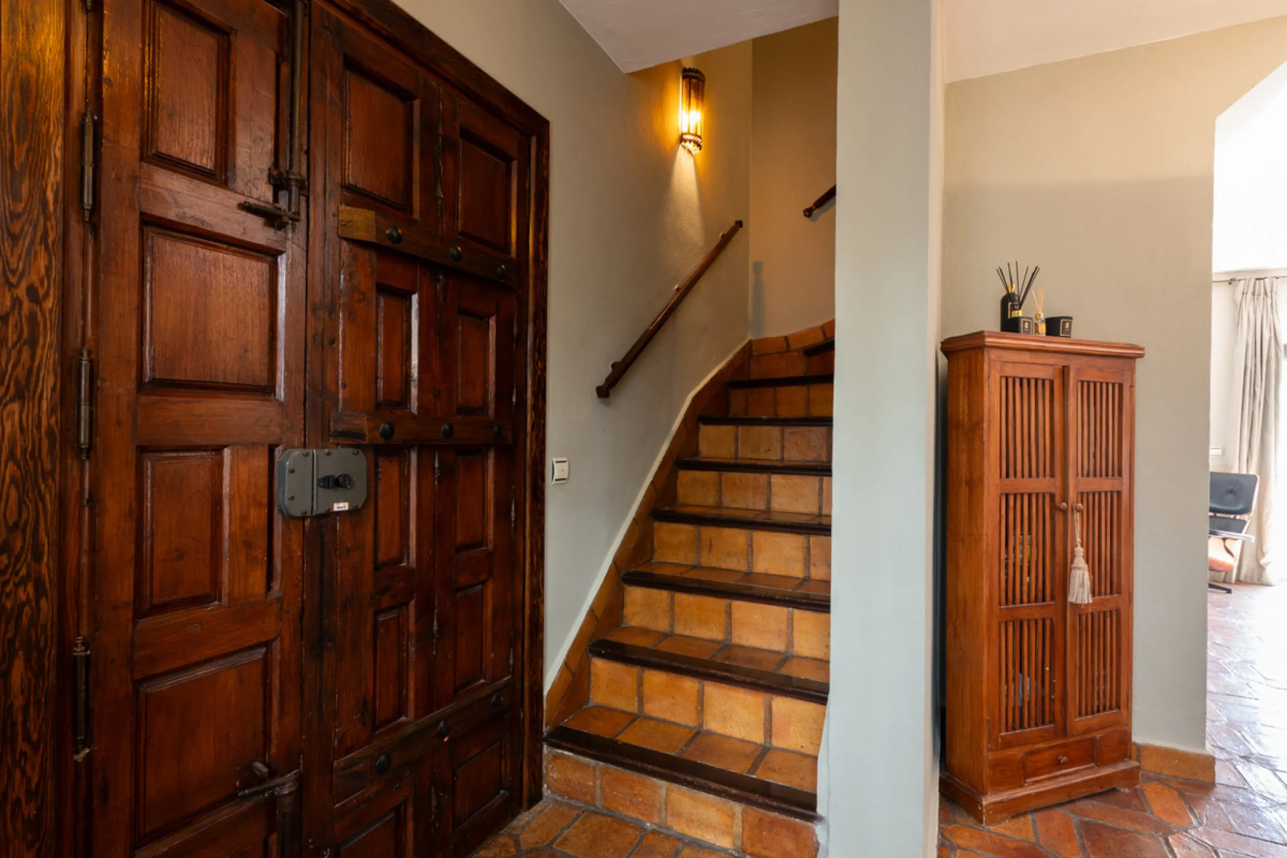 Tucked away in the enchanting and prestigious enclave of Lomas del Marbella Club Pueblo less than a kilometer from Marbella's golden coastline. This tastefully renovated 3-bedroom townhouse blends timeless Andalusian aesthetics with modern-day comfort. Pi